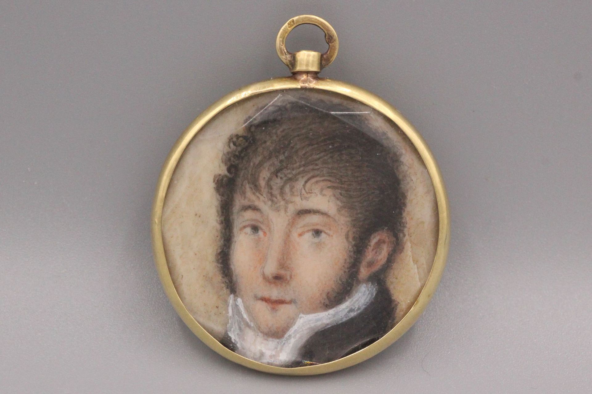 Null Gold pendant with a miniature portrait of a gentleman - Gross weight : 6,2 &hellip;