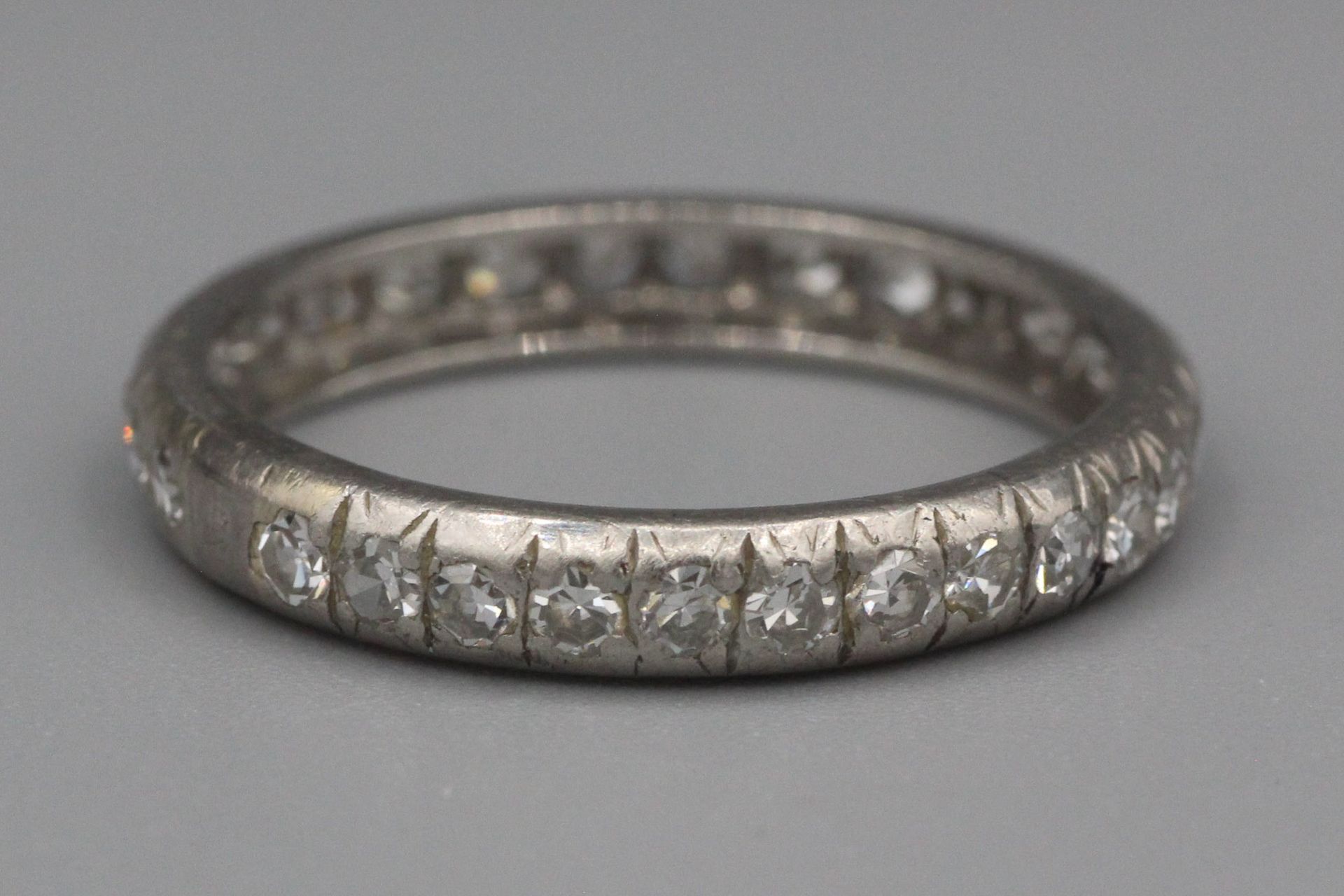 Null 镶嵌钻石的铂金结婚戒指 - 毛重：2.4克 - 指头尺寸：52