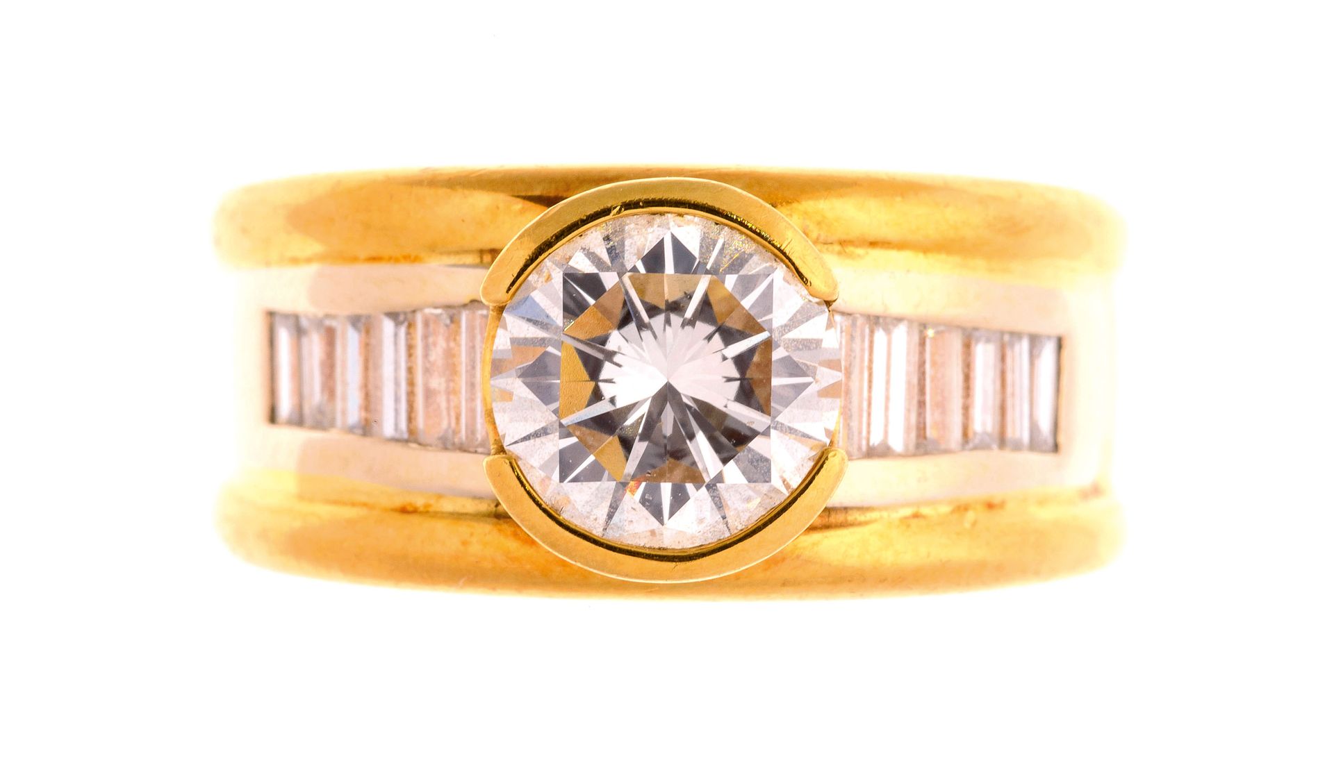 Null 金戒指，以一颗1.55克拉的钻石为中心，采用封闭式镶嵌，质量上乘，有方形钻石 - 毛重 :