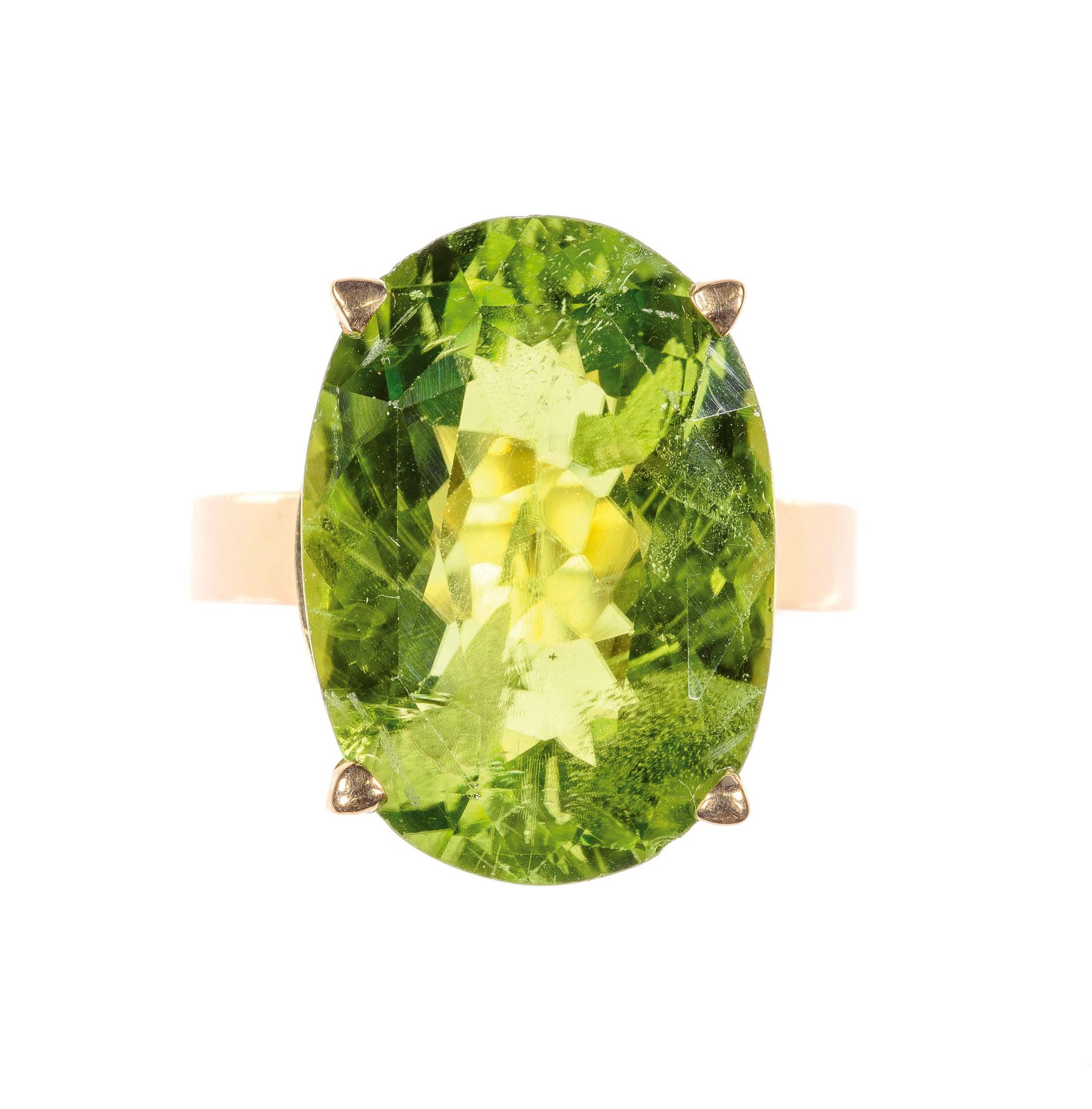 Null Gold ring centered with an oval peridot of about 12.5 carats - Gross weight&hellip;