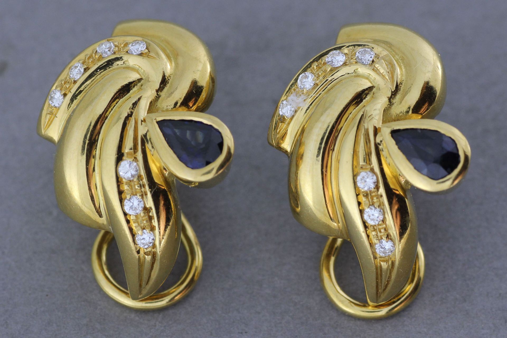 Null Pair of gold "Volutes" earrings set with sapphires and diamonds - Gross wei&hellip;