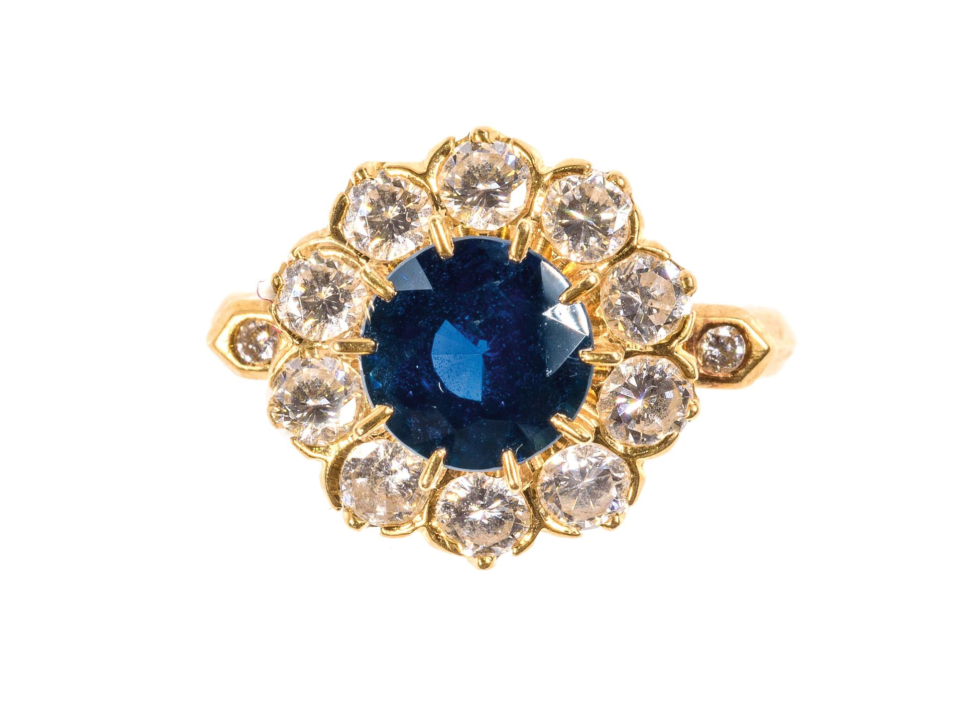 Null Gold ring set with a sapphire in a circle of diamonds - Gross weight: 4.2 g&hellip;