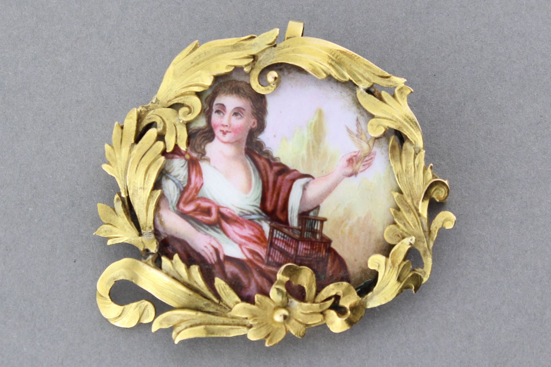 Null Large enamelled gold brooch with a bird motif - Gross weight : 16,3 g - 5 x&hellip;