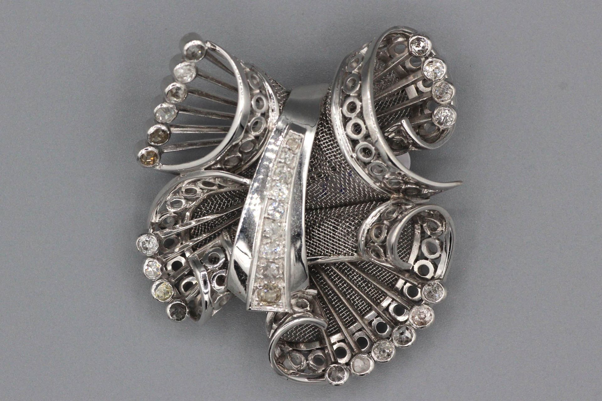 Null Important brooch in white gold set with diamonds - Gross weight: 26.5 g - 4&hellip;
