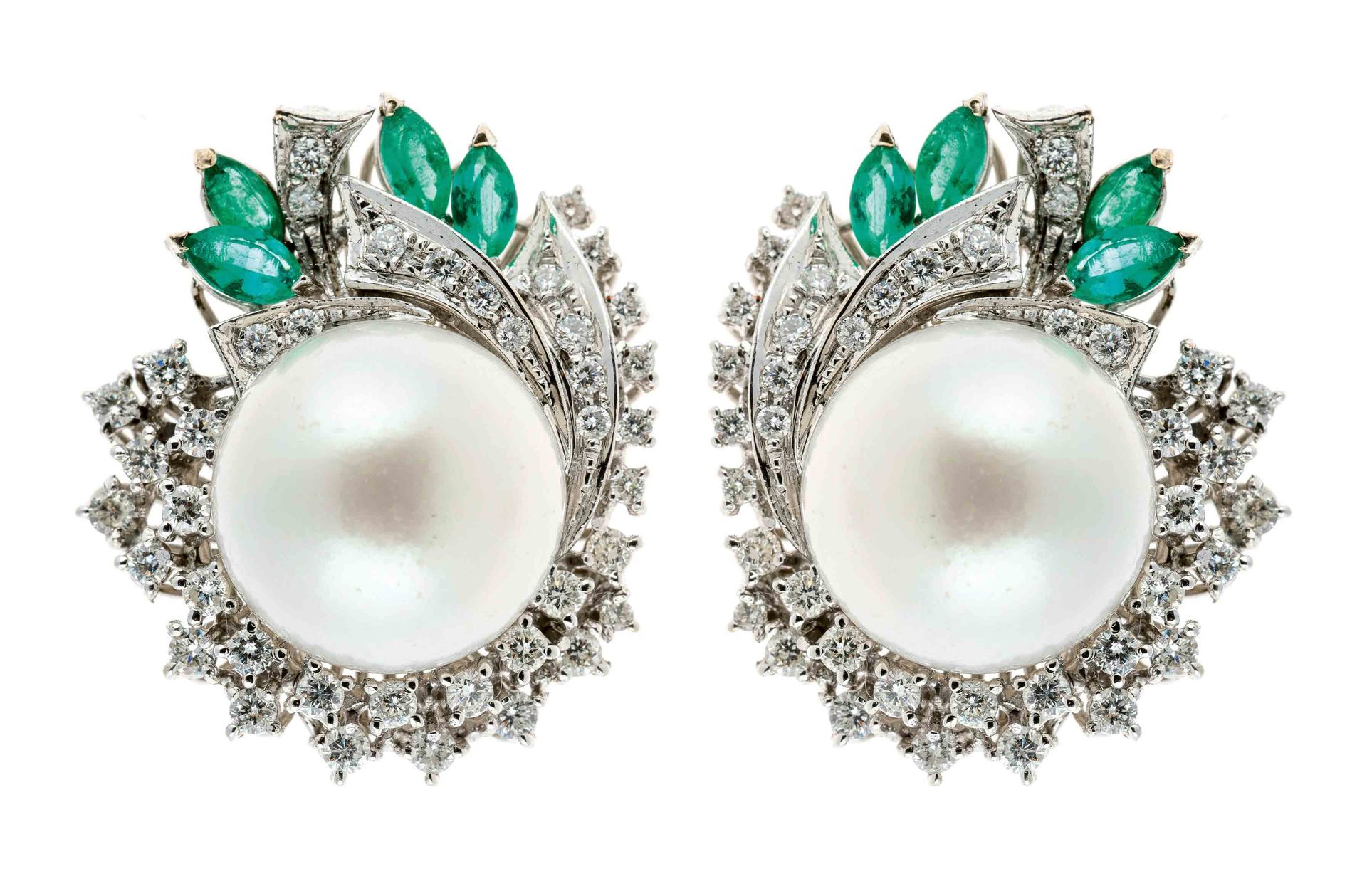 Null Paar goldene "Volutes"-Ohrringe mit Perlen, umgeben von Smaragden und Diama&hellip;