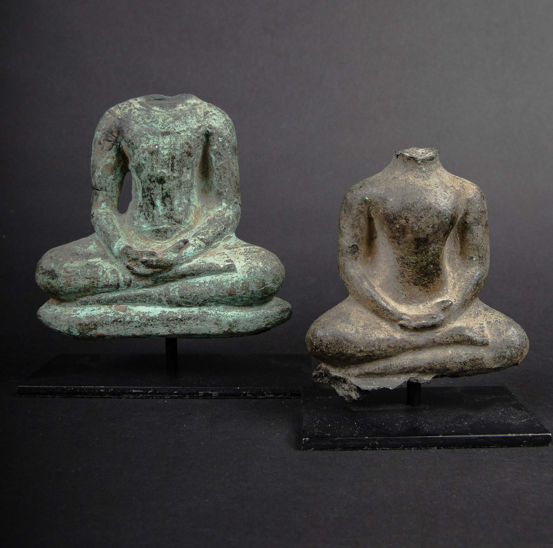 Null 一套带时间标记的铜质冥想佛像半身像。暹罗，一个是18或19世纪的，另一个是20世纪的。高：10；7.5厘米
