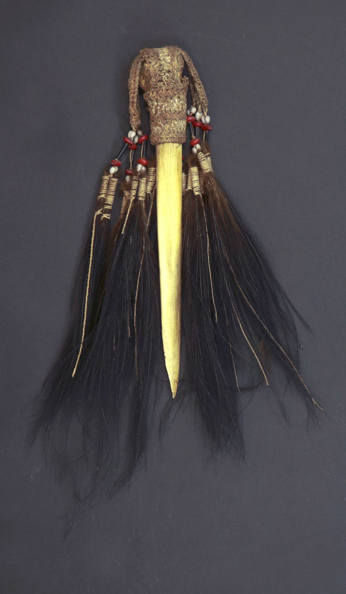 Null 阿斯马特人的匕首由骨、种子、绳索和植物纤维制成。它被用于战斗和战争的仪式。巴布亚新几内亚，伊里安查亚，20世纪。长：33.5厘米