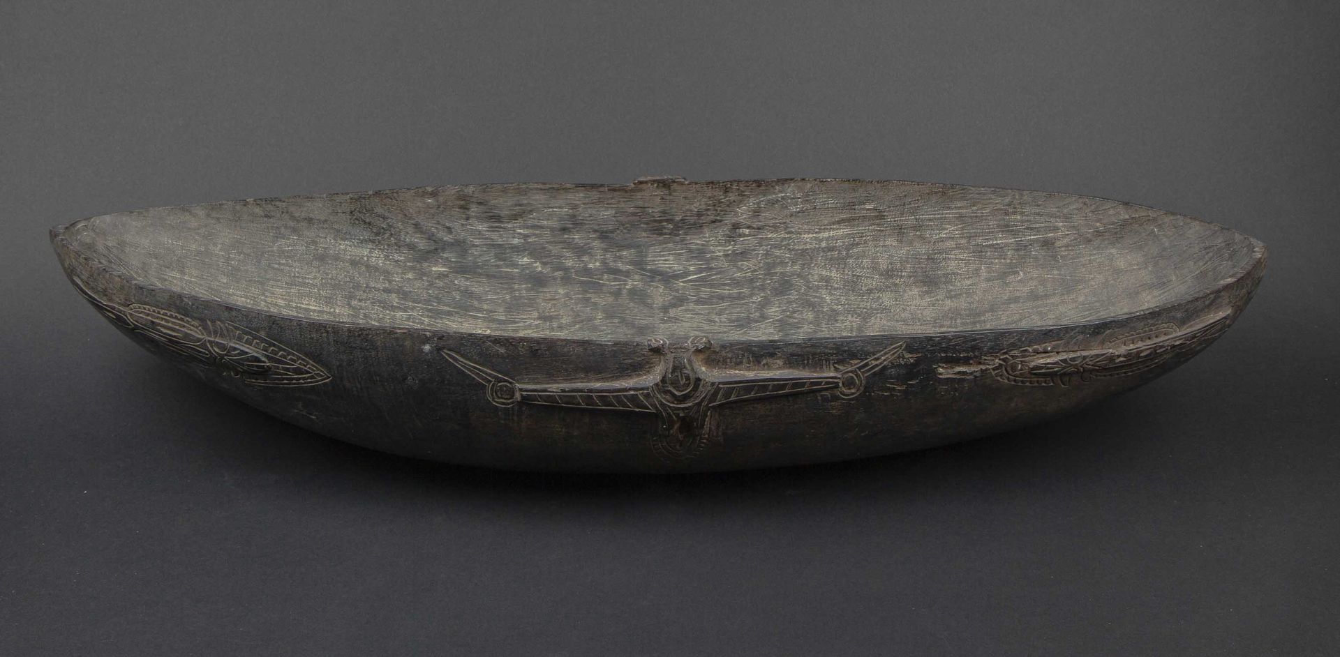 Null Large wooden dish with zoomorphic decoration carved in relief on the outer &hellip;