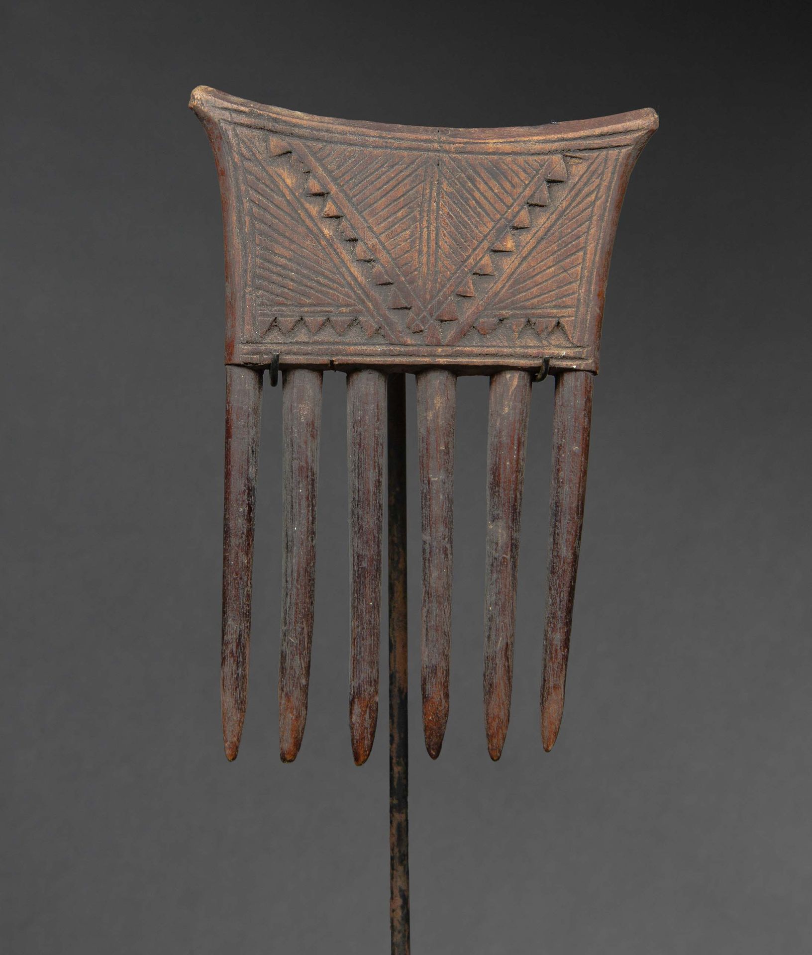 Null 刻有木质图案的六齿梳子，有古老的光泽和使用痕迹。鲍勒，象牙海岸共和国，20世纪