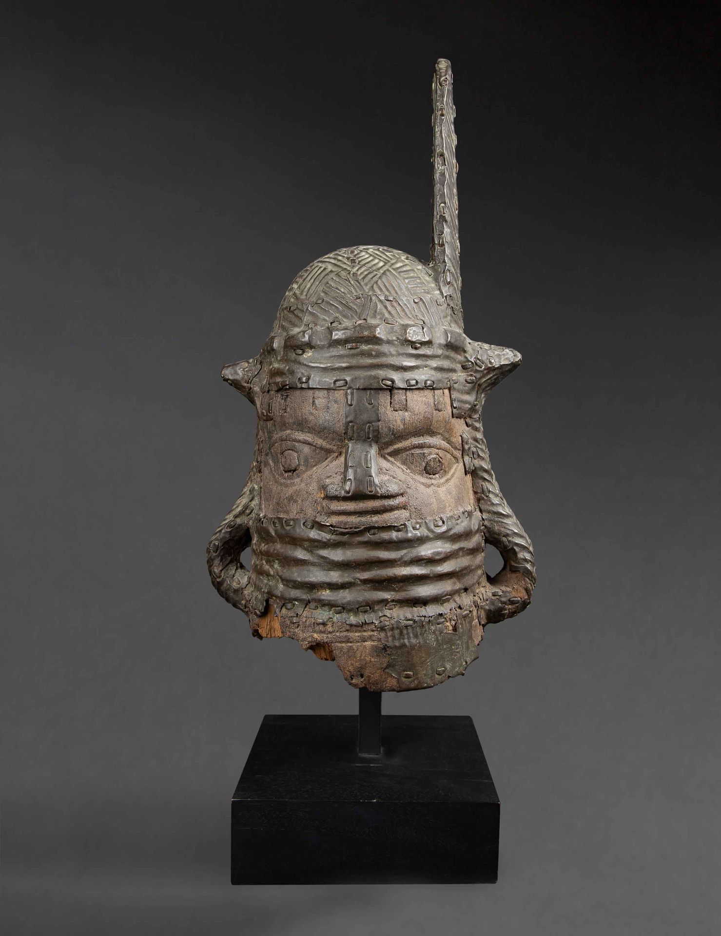 Null Rara cabeza conmemorativa del dignatario Oba en madera, cobre martillado na&hellip;