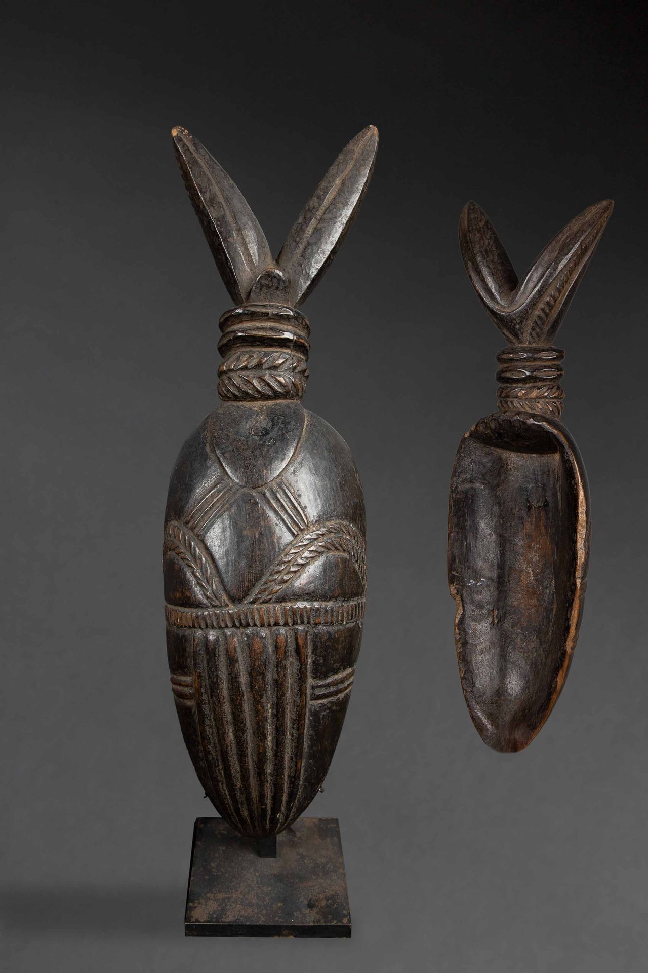 Null 木制祭祀用勺子，有古老的棕色锈迹和使用痕迹，有雕刻的手柄。丹，象牙海岸共和国，20世纪上半叶。高度：40厘米
