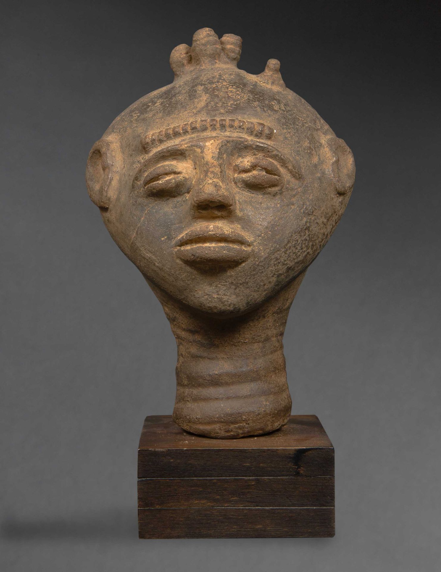 Null 米色和棕色粘土制作的Krinjabo邪教头像，面部表情强烈，有轻微磨损和缺口。阿坎语，加纳，19世纪或20世纪初。高度：27厘米