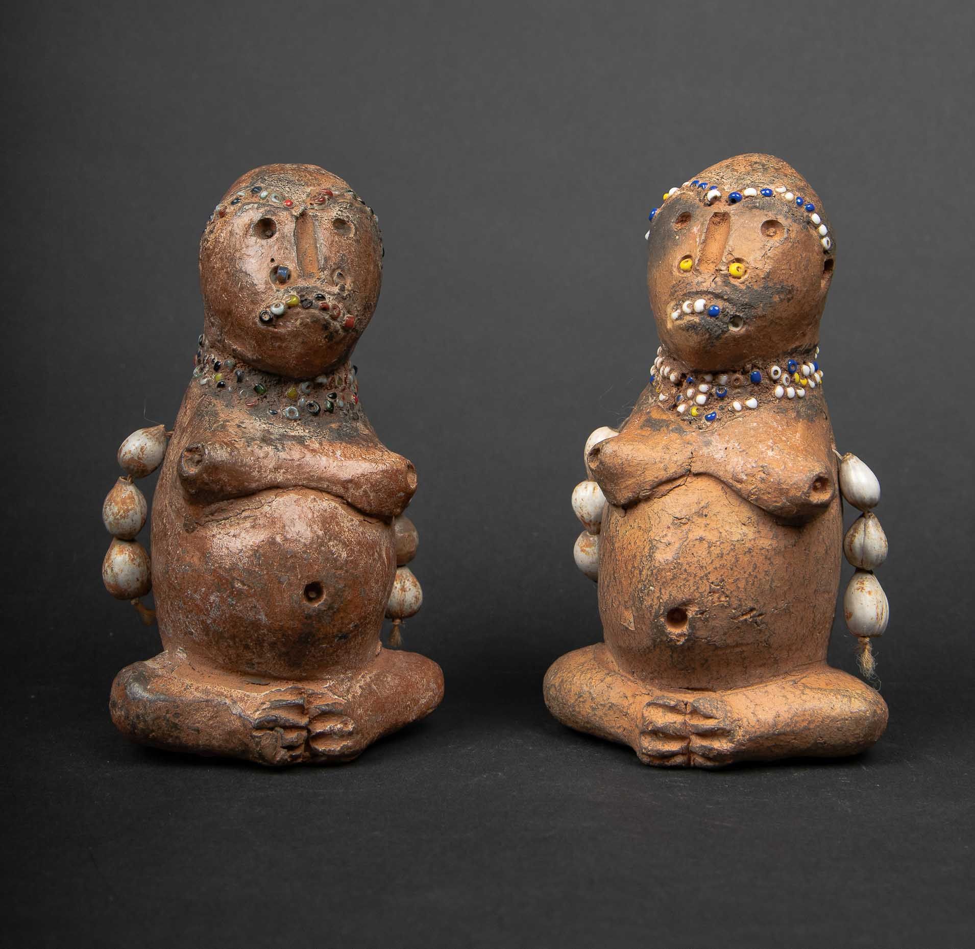 Null Set of two terracotta dolls, beads and seeds. Cameroon, 20th century. H: 11&hellip;