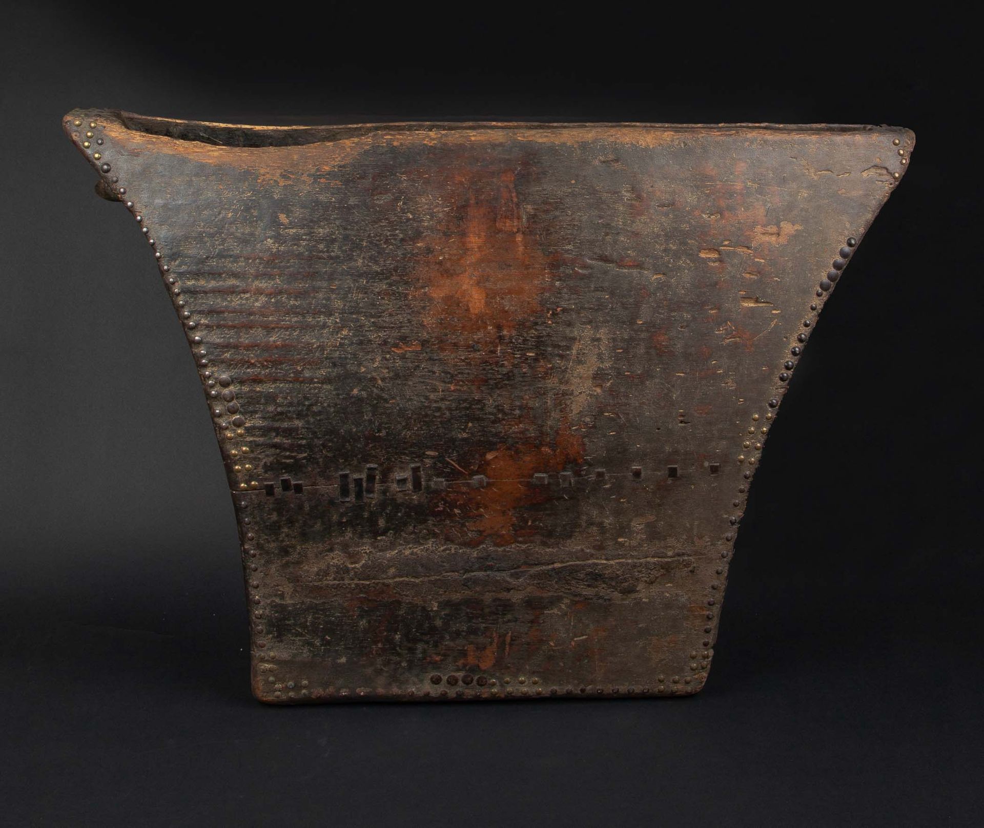 Null 带槽的仪式鼓，由硬木制成，带有古老的铜锈和使用的痕迹，具有美丽、干净和风格化的形式。泰特拉，刚果民主共和国，20世纪初。高：62；宽：90厘米