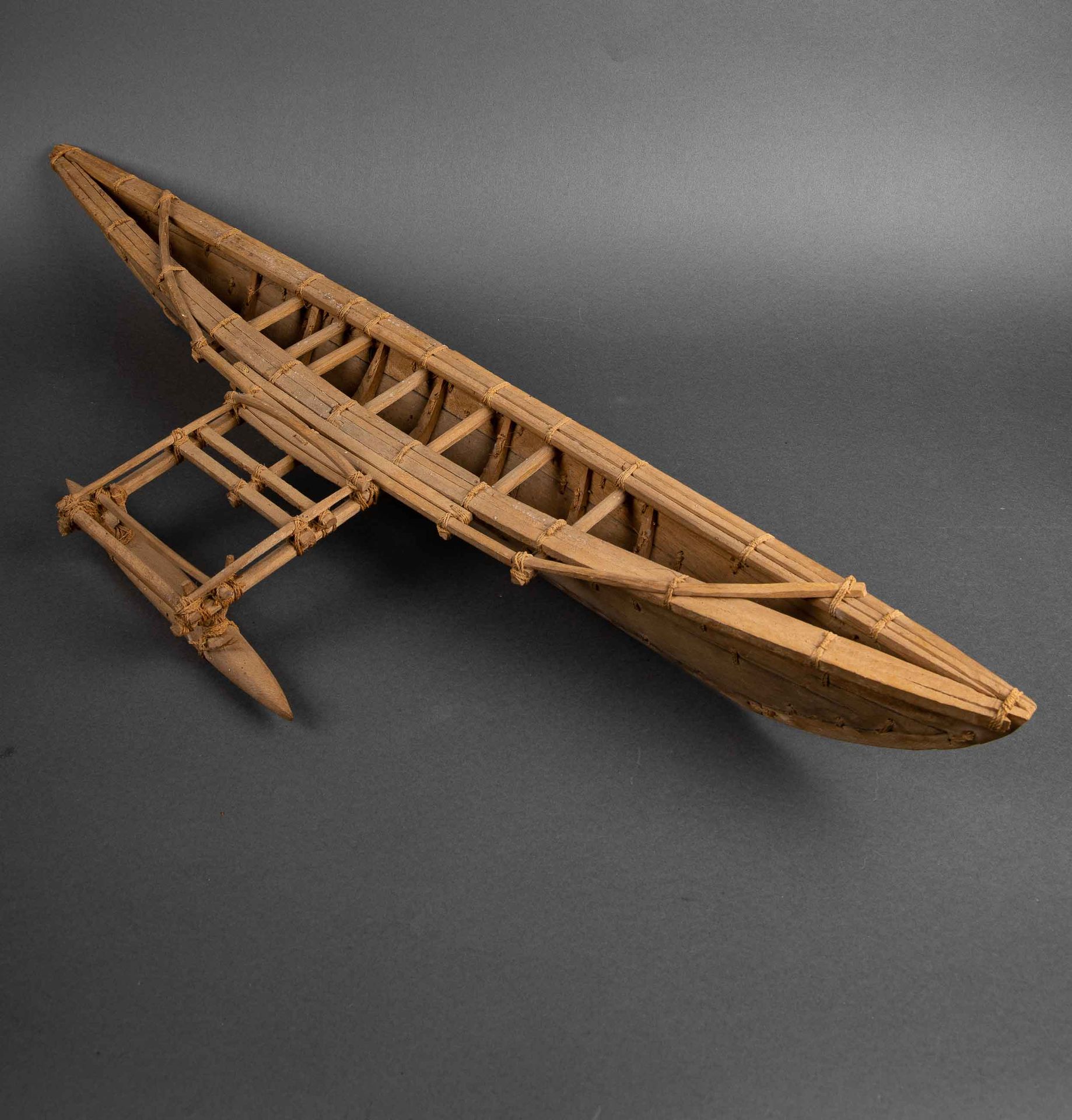Null 用木头、树皮、绳索和各种材料制成的支腿独木舟模型，带有时间的古老光泽。基里巴斯群岛，密克罗尼西亚，19世纪。长：82厘米