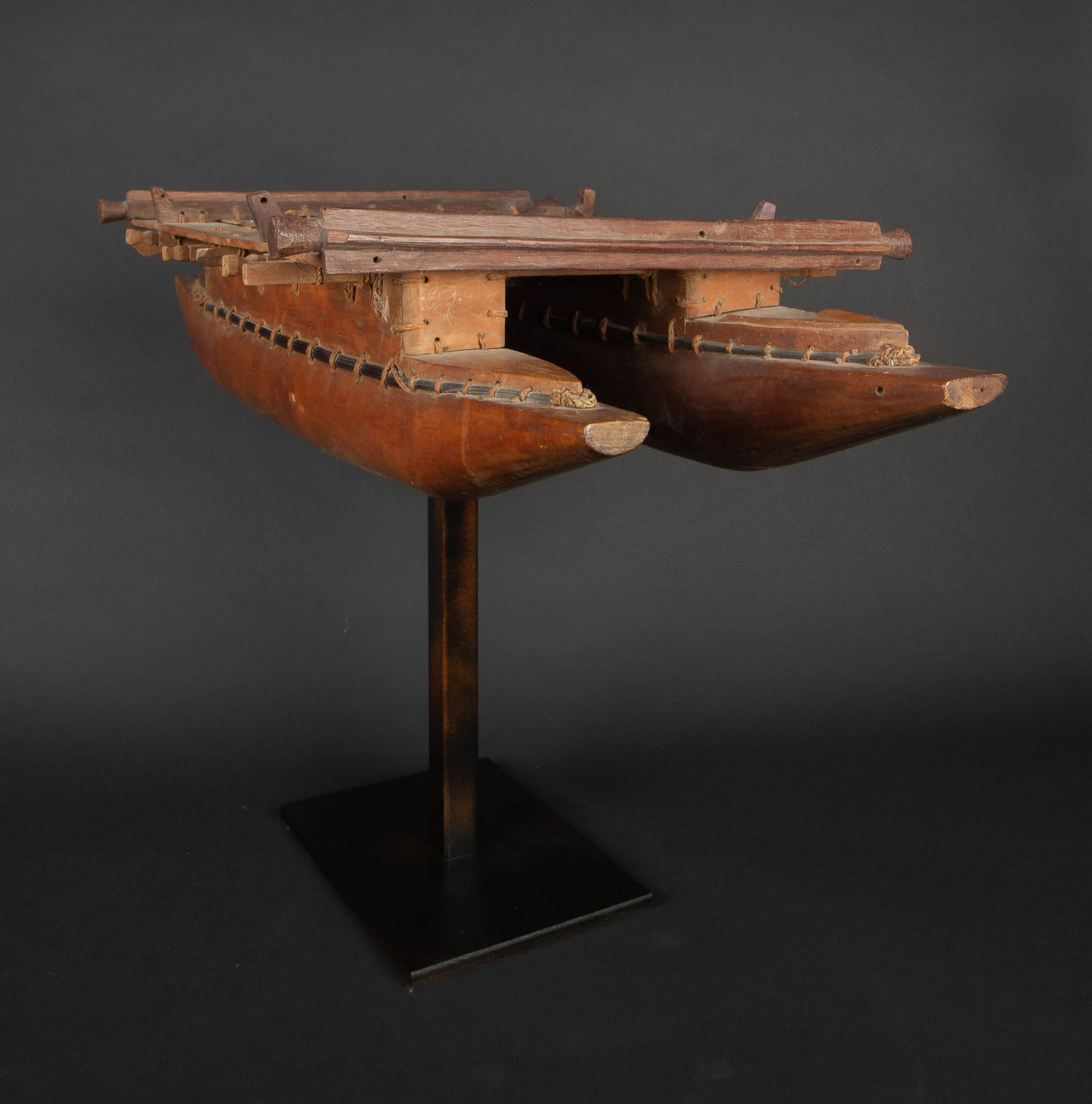 Null Maquette de pirogue à deux flotteurs et plateau rectangulaire en bois et fi&hellip;