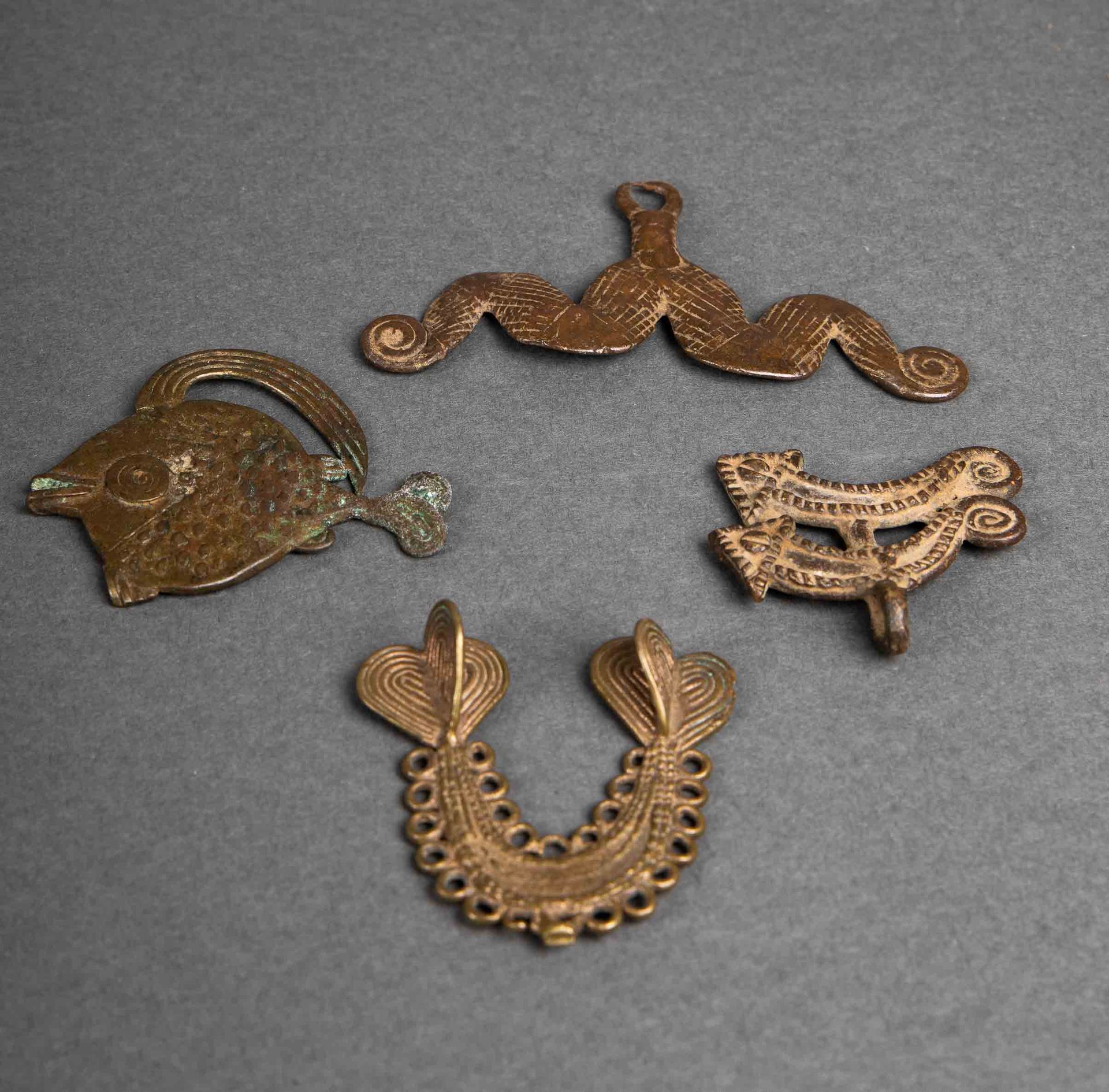 Null Ensemble de deux poids figuratifs Ashanti, Ghana ; un pendentif de caméléon&hellip;