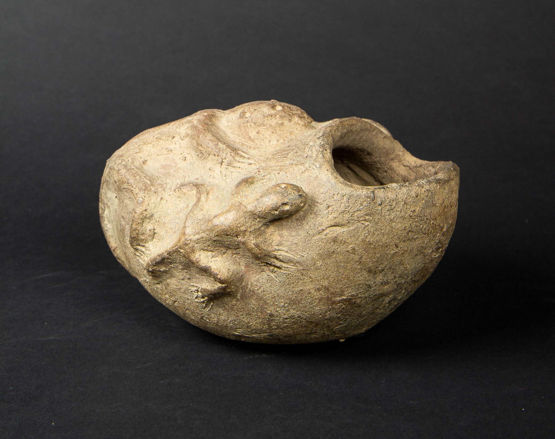 Null 古代陶器的祭祀容器上有三只蜥蜴的浮雕装饰。尼日利亚，伊兹。高：11厘米