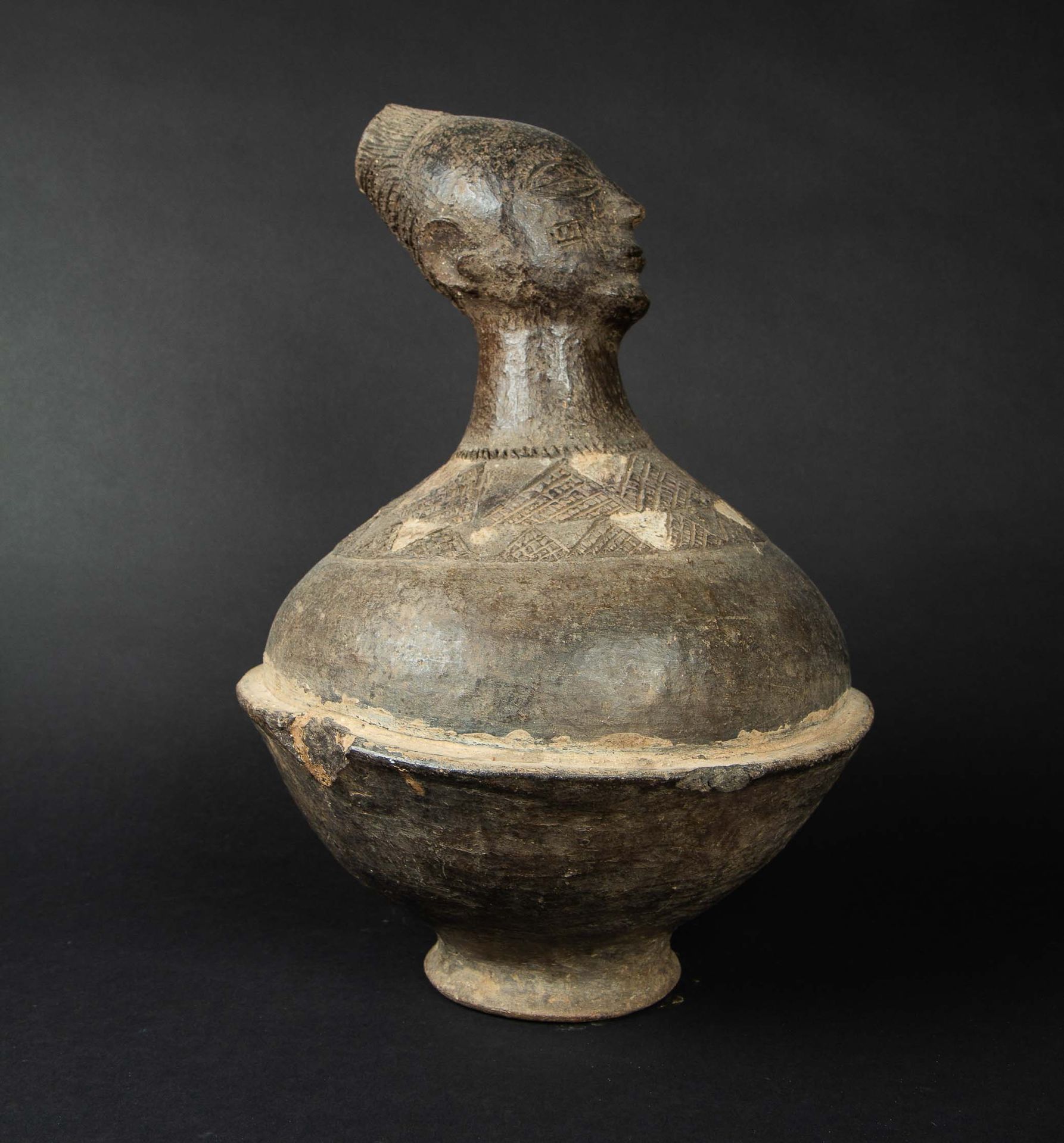 Null 棕色粘土中的拟人陶器，有刻画的装饰，局部有白色的色彩。Mangbetu，刚果民主共和国，20世纪。高：37厘米