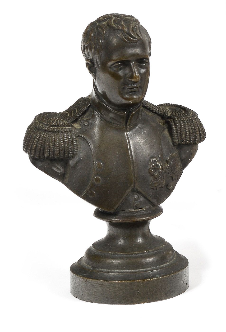Null "拿破仑一世皇帝的半身像，光着头

基座上的青铜证明，带有深色的铜锈

20世纪

高19；宽12,5厘米

B.E.