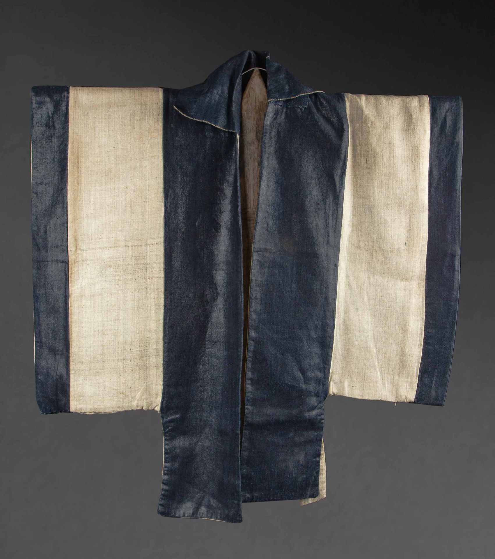 Null 丝绸大衣，对比色织物，有磨损痕迹。中国南部，20世纪上半叶，59 x 62厘米