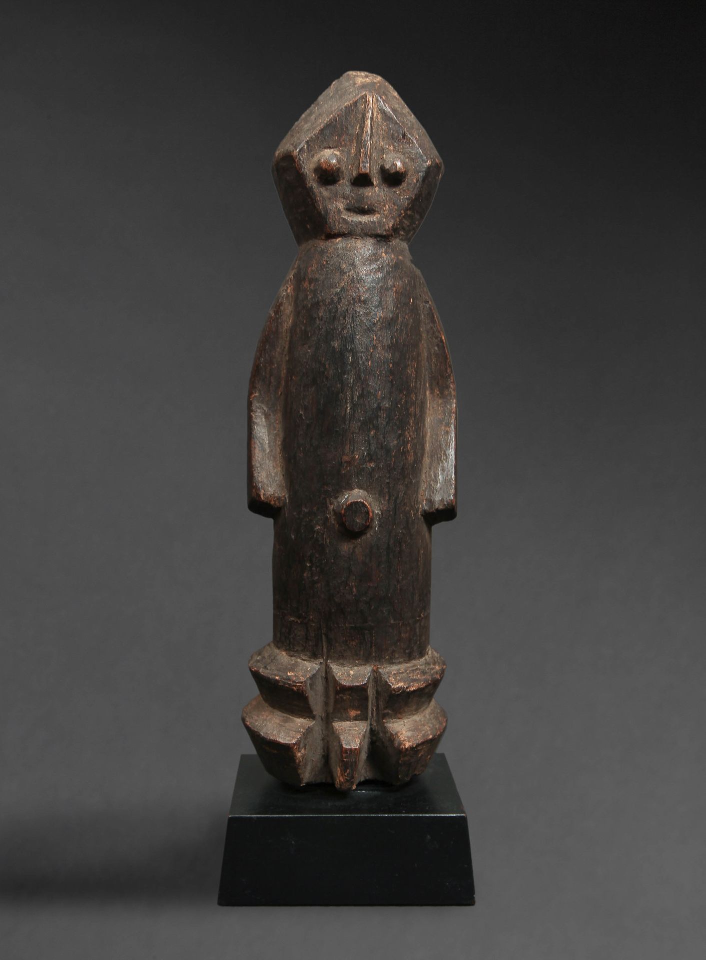 Null 雕像呈现的是一个双腿交错的站立人物，他的脸在一个菱形的空间里，由浮雕的长鼻子划定。木质，有古老的光泽和使用痕迹。刚果民主共和国乌班吉地区的恩巴卡，20&hellip;