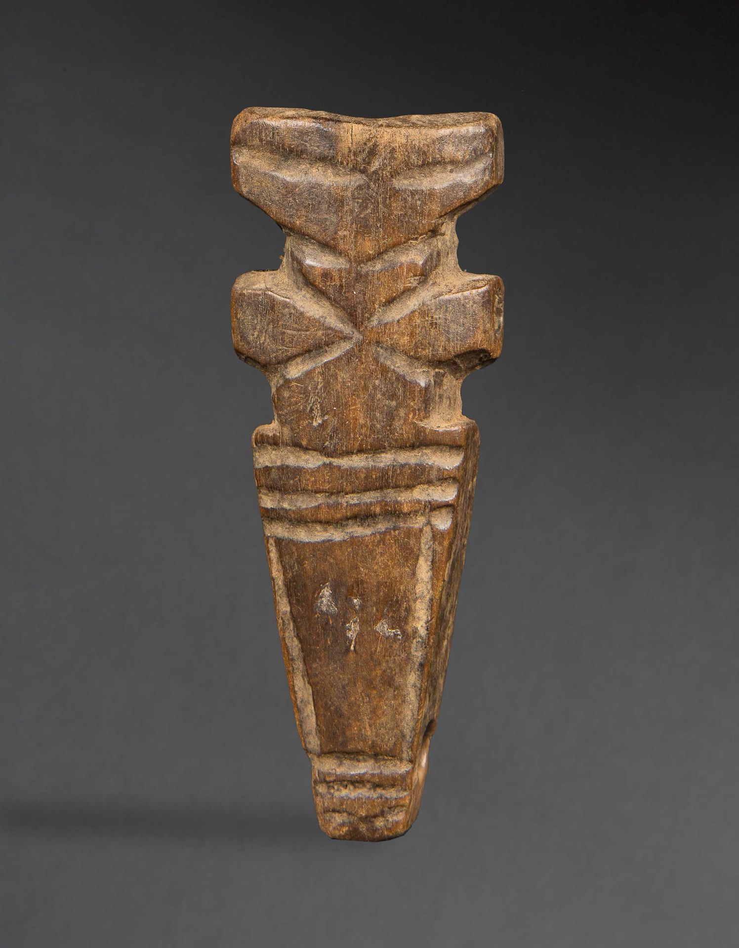 Null 带有刻字装饰的、经过处理的木制长笛。莫西，布基纳法索，20世纪。高：14厘米