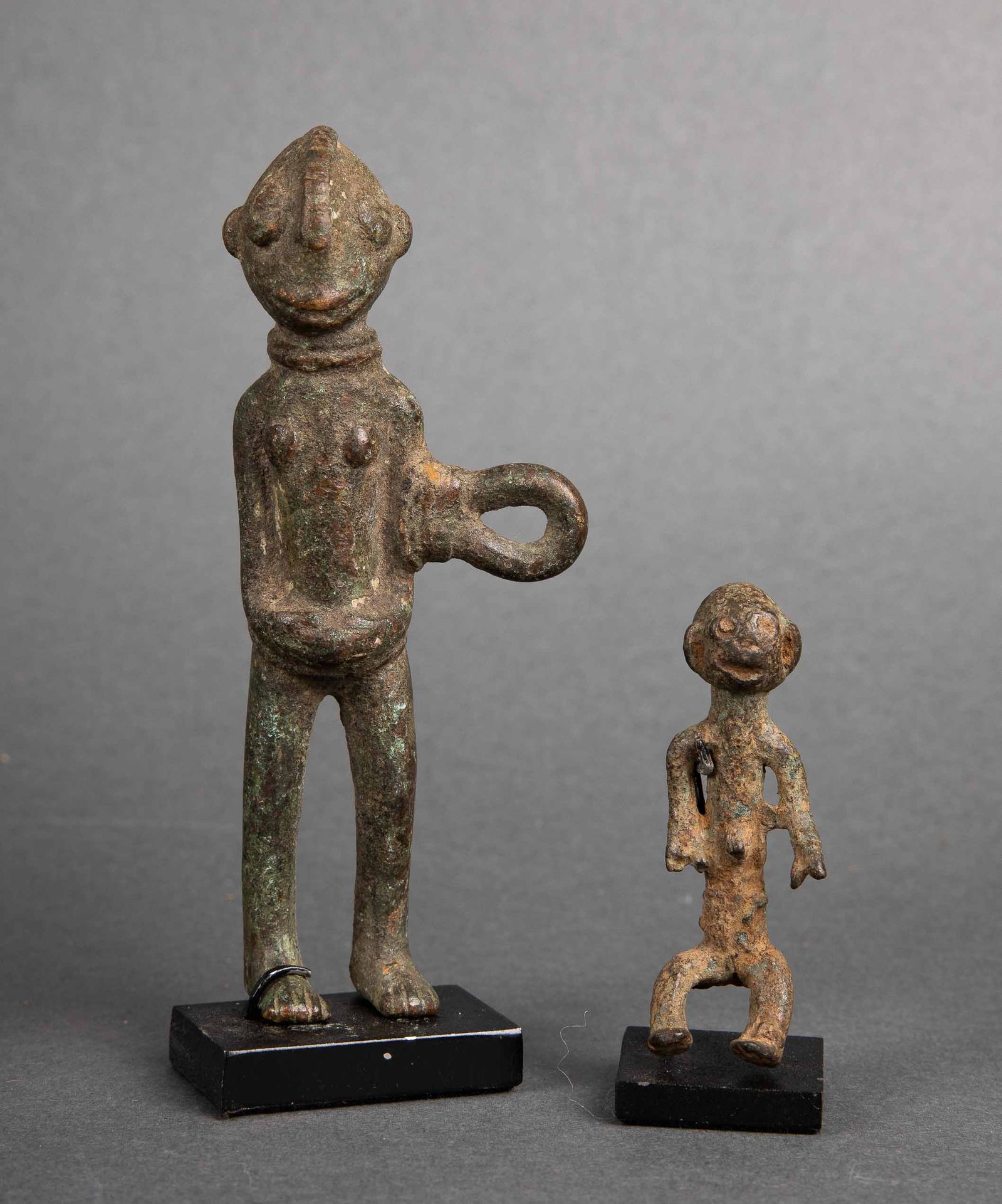 Null 一套两个铜质人物吊坠，有古老的铜锈和磨损痕迹。洛比和阿肯语，20世纪。高：12；6.5厘米