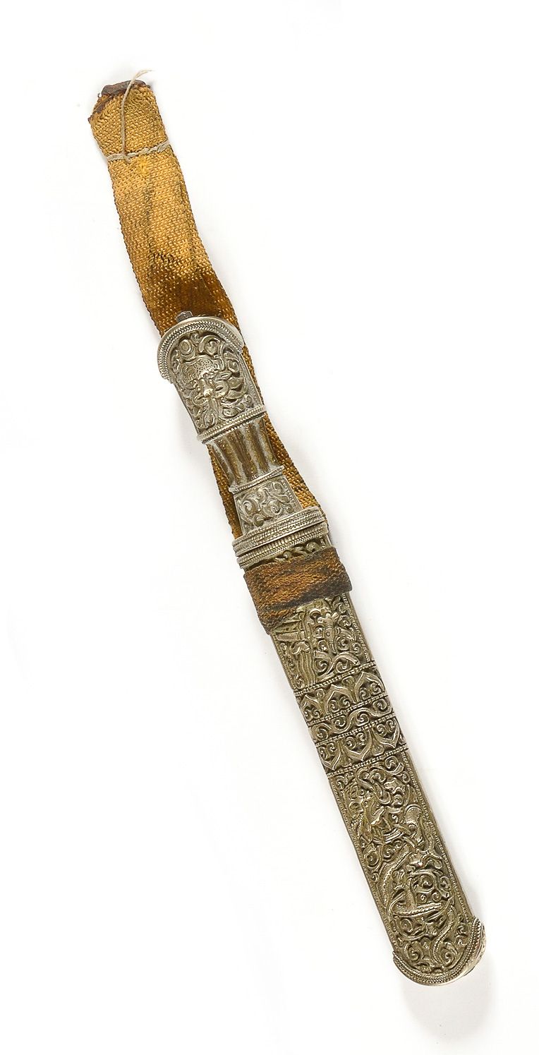Null 尼泊尔刀。手柄和刀鞘均为镀银和錾花金属。背面有四条水沟的刀片

20世纪

B.E.