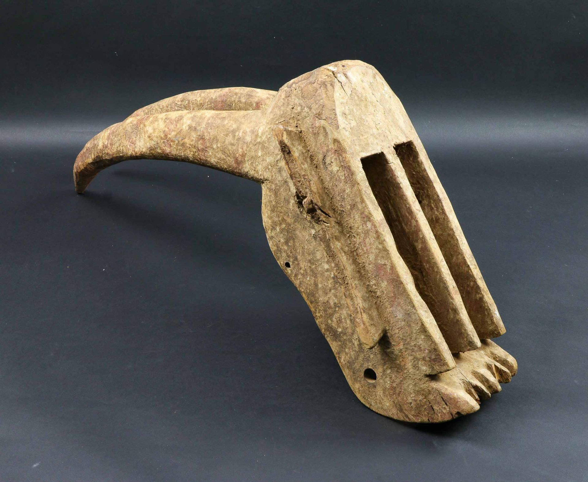 Null 瓦卢羚羊面具由木头制成，带有古老的铜锈、时间的侵蚀和使用的痕迹。它呈现出一个立体主义比例的风格化脸部，顶部是太阳羚羊的角。多贡，马里，20世纪。高：7&hellip;