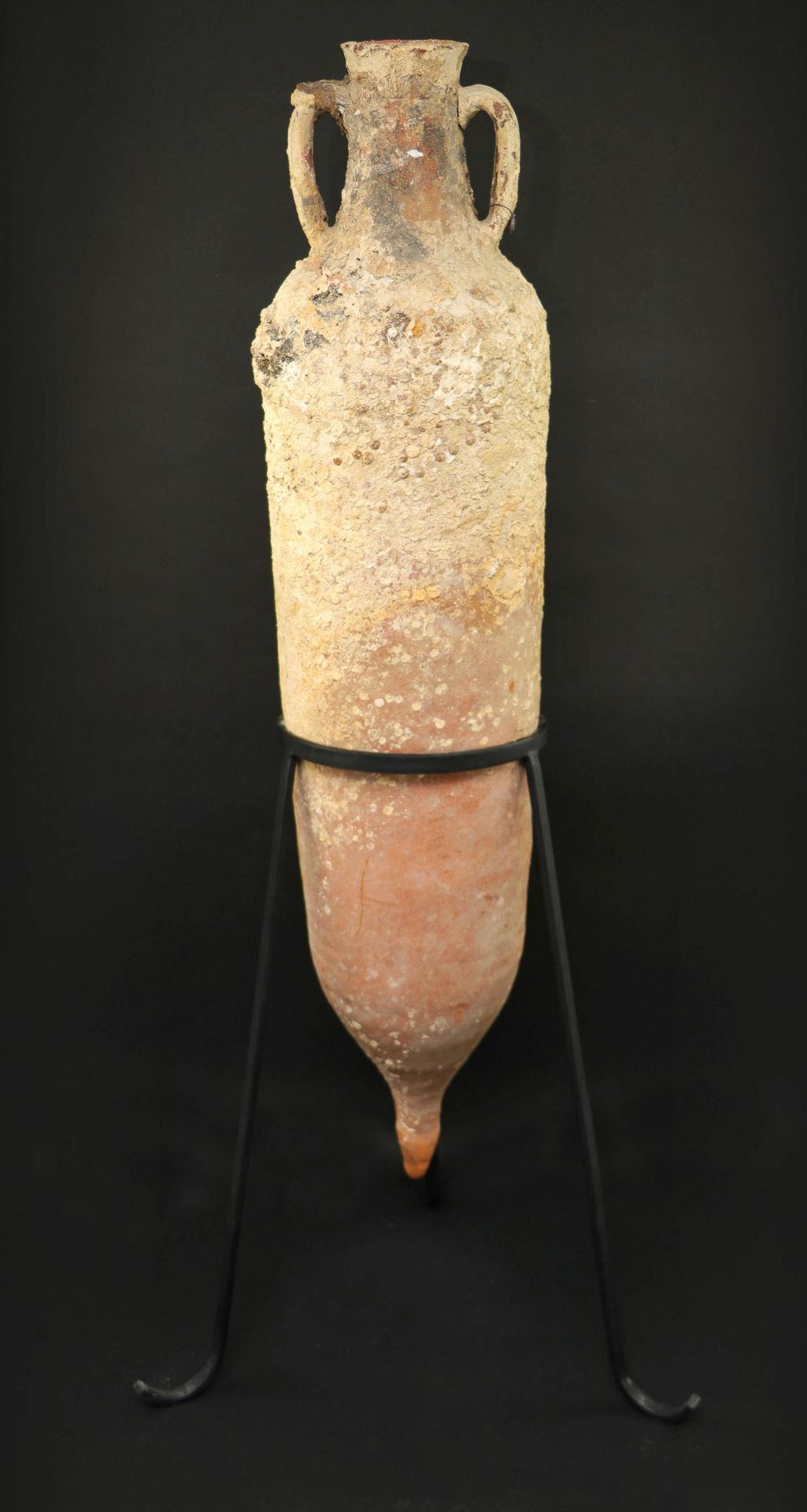 Null 晚期罗马圆柱形双耳瓶，3-5世纪。含铅。海洋凝固物。赠送一个底座。高：120厘米（不包括底座）（可见小事故）。注：文化部于1975年7月30日交付的文&hellip;