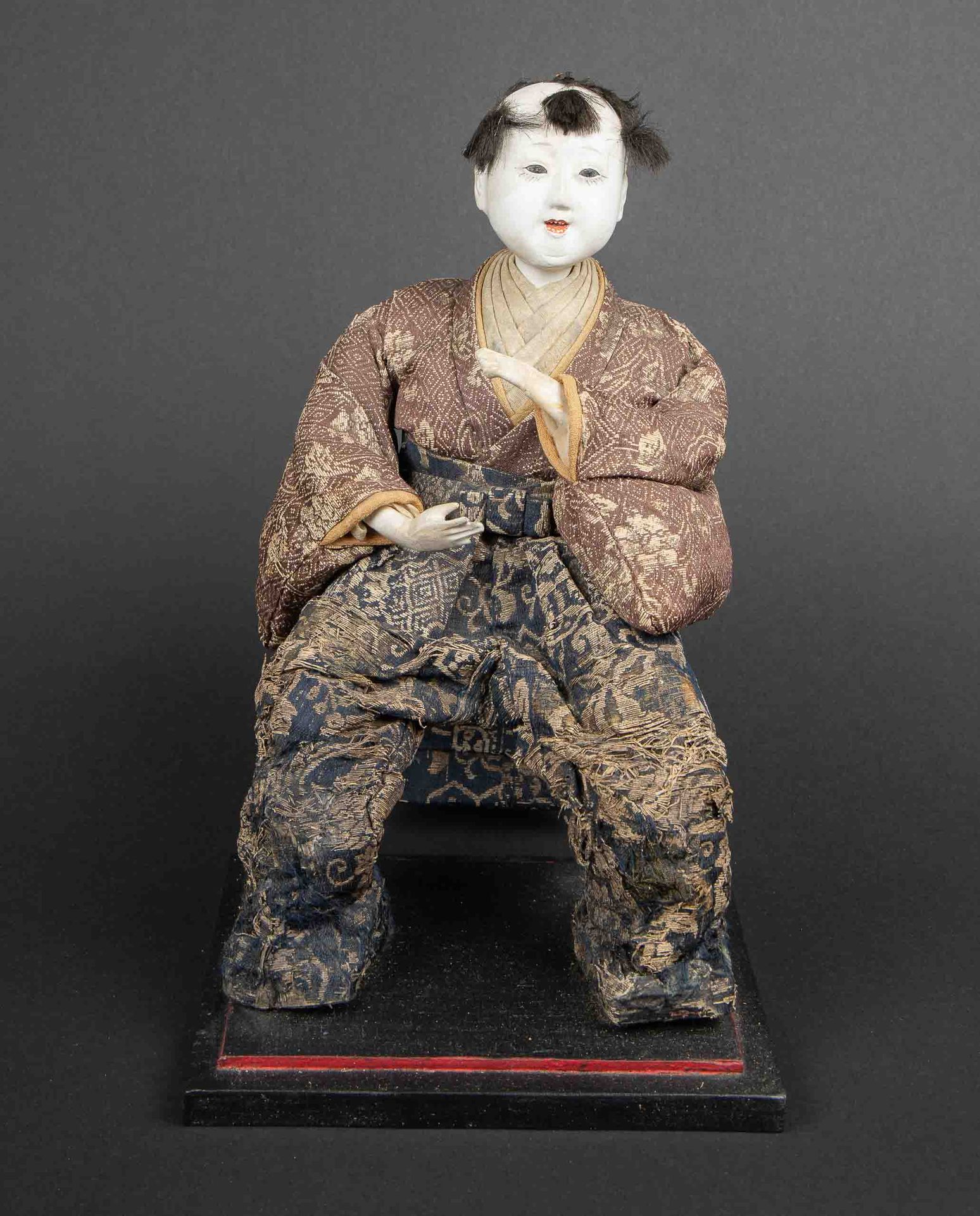 Null 坐着的人物用木头、瓷器、布料和各种材料制成的丰富的衣服。日本，明治。高度：27厘米