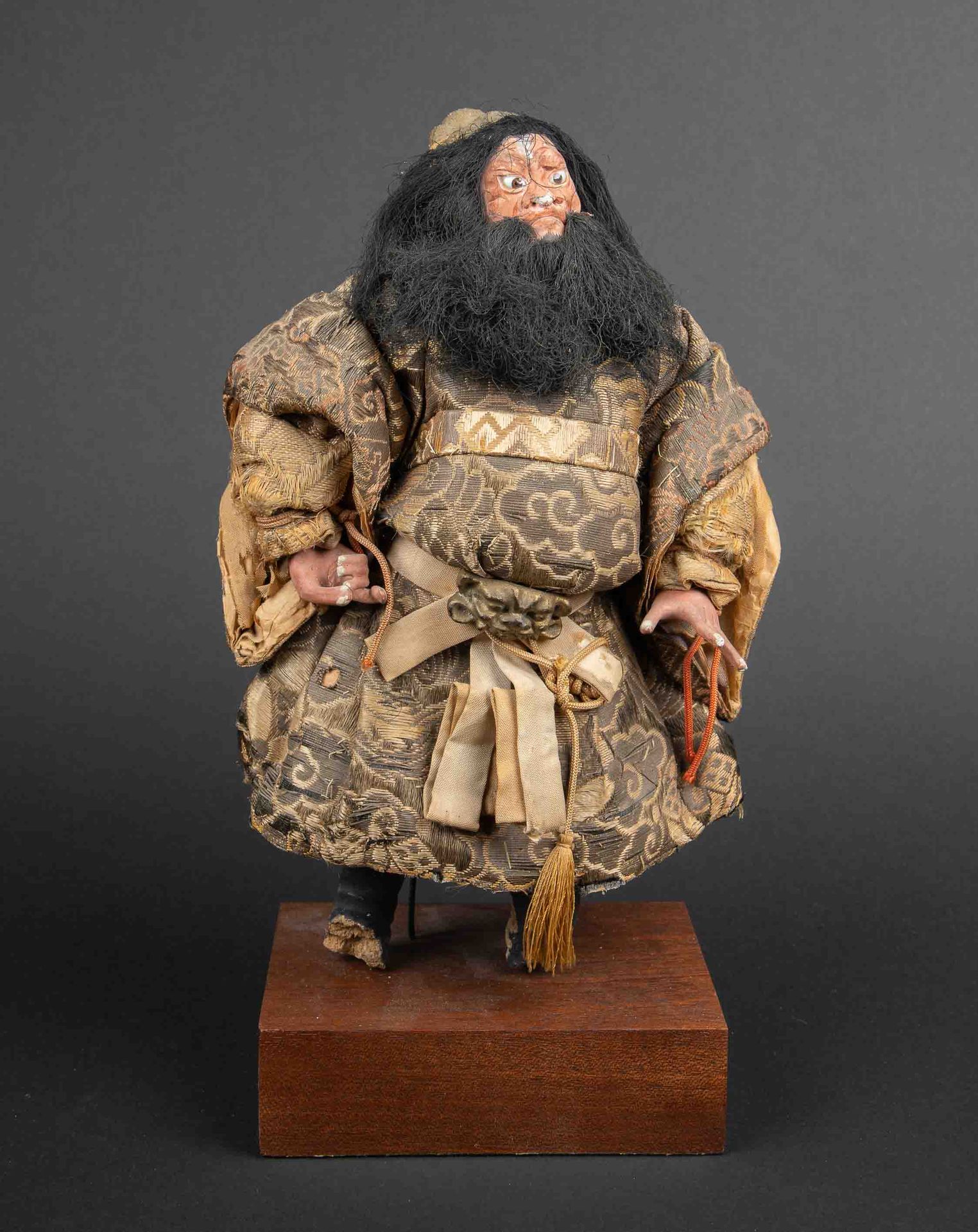Null Figur eines stehenden Samurai aus Holz, Stoff und Schnur. Japan, Ende Meiji&hellip;