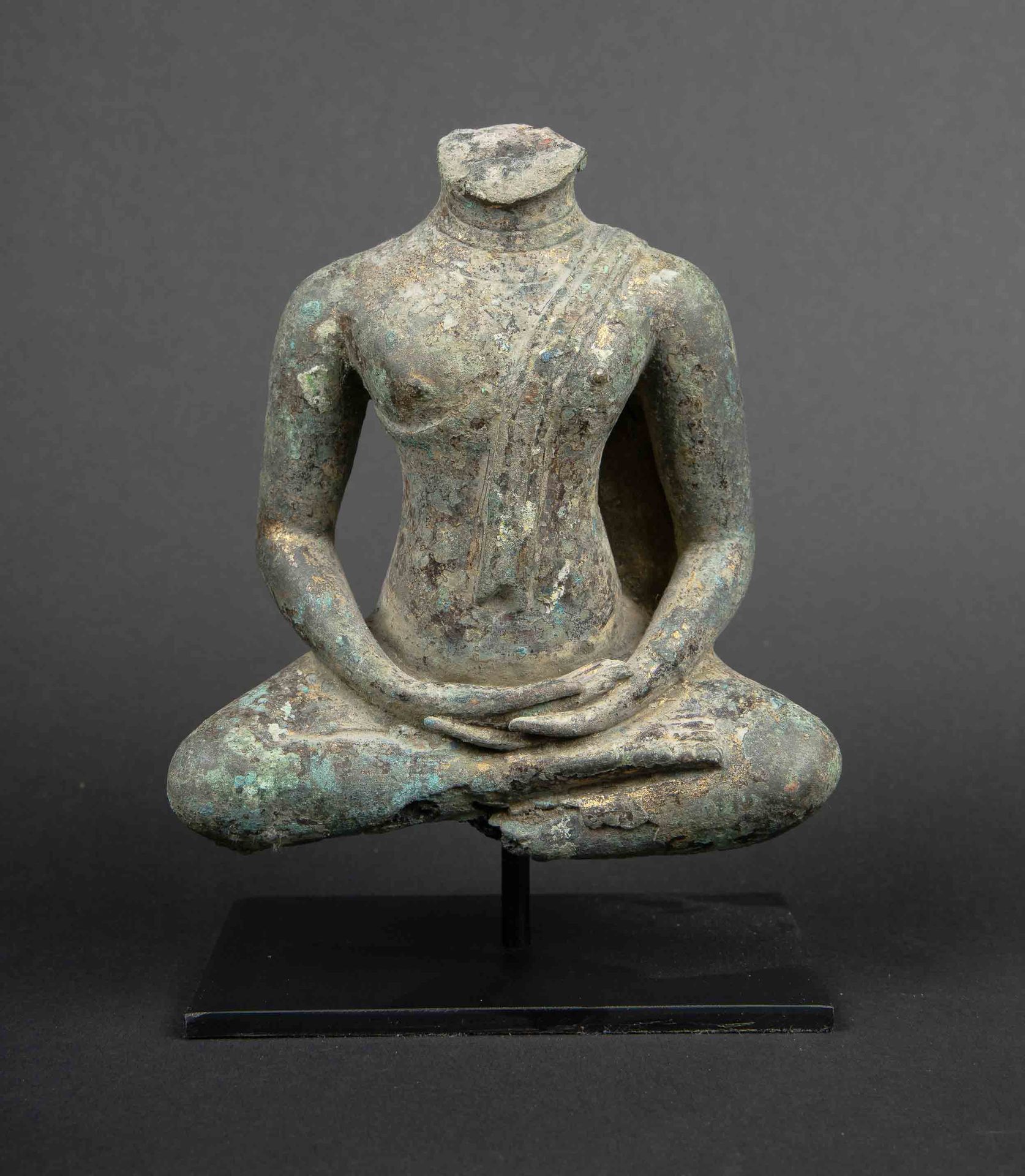 Null 冥想中的半身坐佛铜像，有镀金的痕迹和时间的痕迹。暹罗或缅甸 18或19世纪。高：12厘米