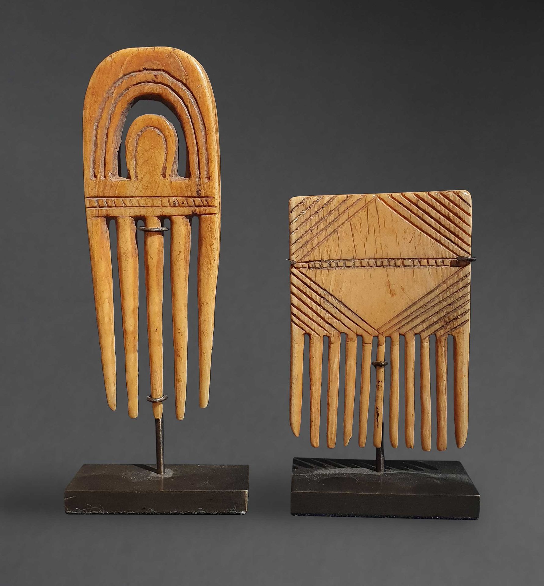 Null 一套两个传统的梳子，象牙材质，有雕刻的装饰，有使用过的蜂蜜的旧色泽和使用痕迹。象牙海岸的Baule共和国，20世纪初。高：8.5；6厘米。出处：前Ma&hellip;