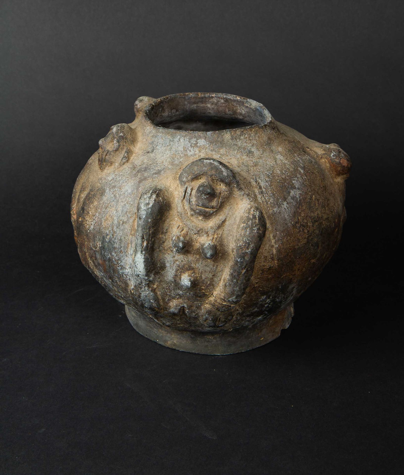 Null 一个古老的陶罐，有几个人物的浮雕造型。Gurunsi，布基纳法索。高：18.5厘米