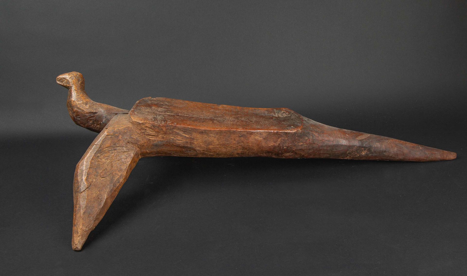 Null Siège sculpté dans les formes naturelles du bois, avec ancienne patine et m&hellip;