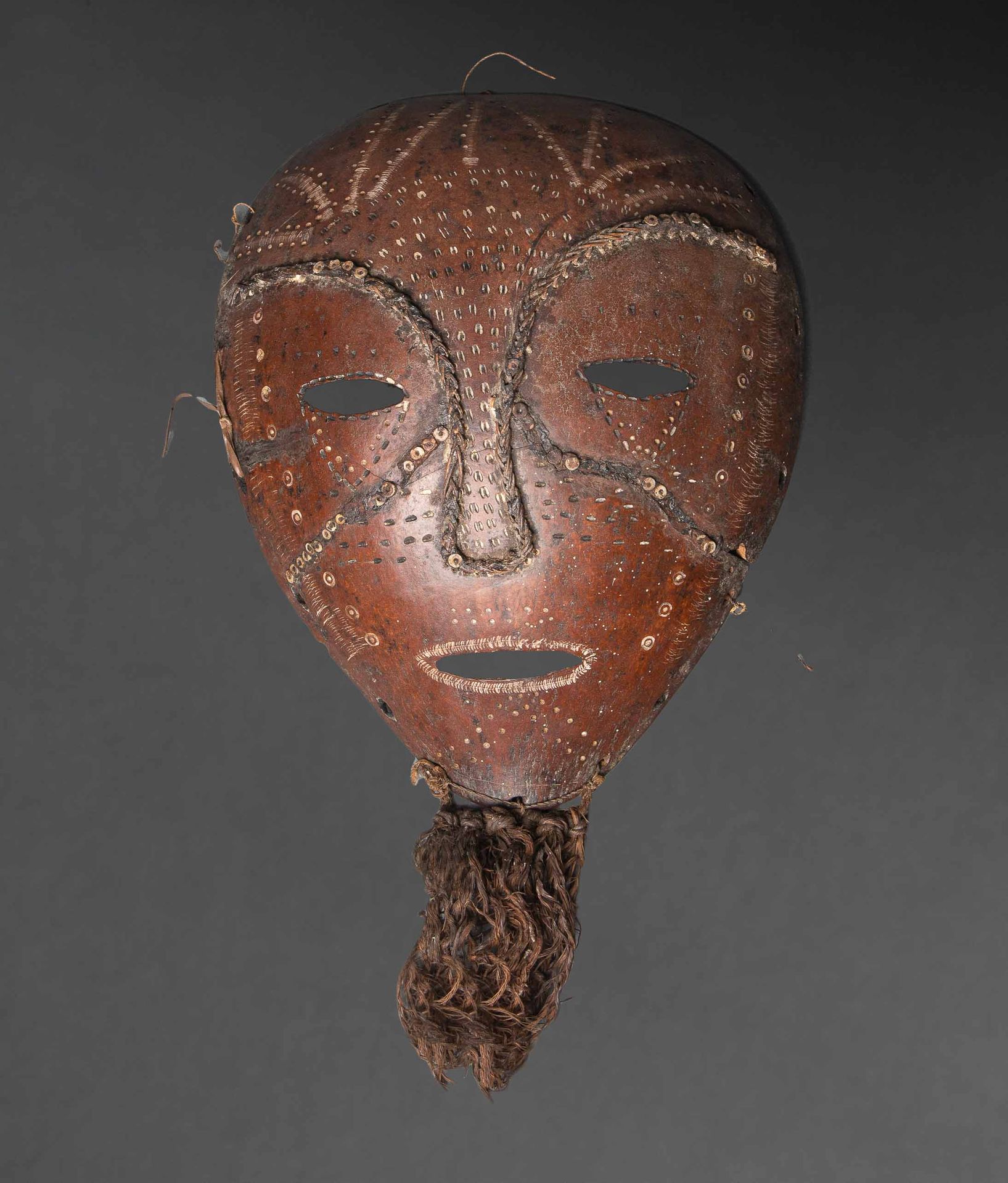 Null 卡拉巴什面具，有古老的光泽和使用的痕迹，雕刻的装饰用天然颜料加强，还有编织的篮子。赤道非洲（？），20世纪。高：44厘米（断裂，卡住）。