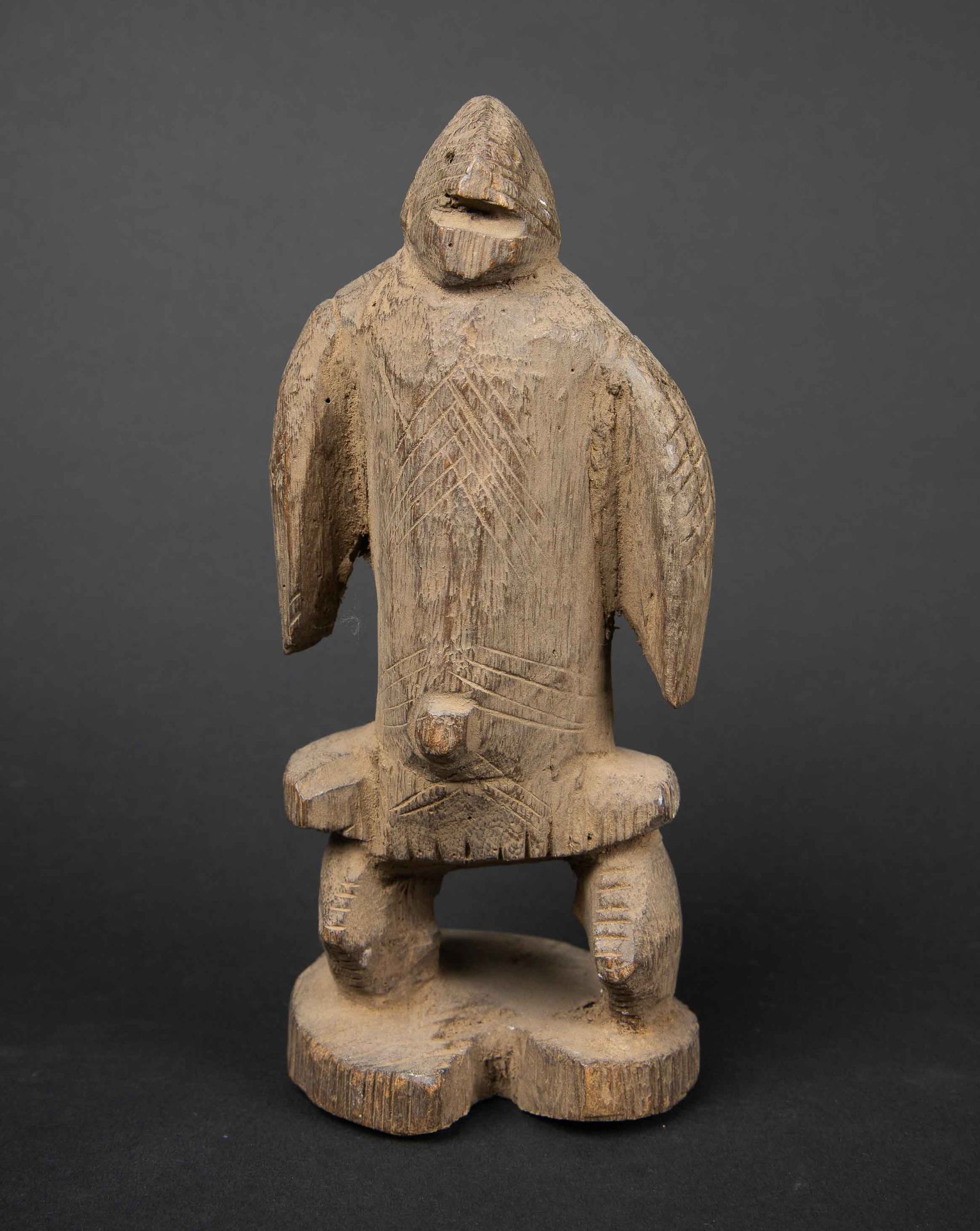 Null Statuetta antropomorfa stilizzata in legno con vecchia patina e segni d'uso&hellip;
