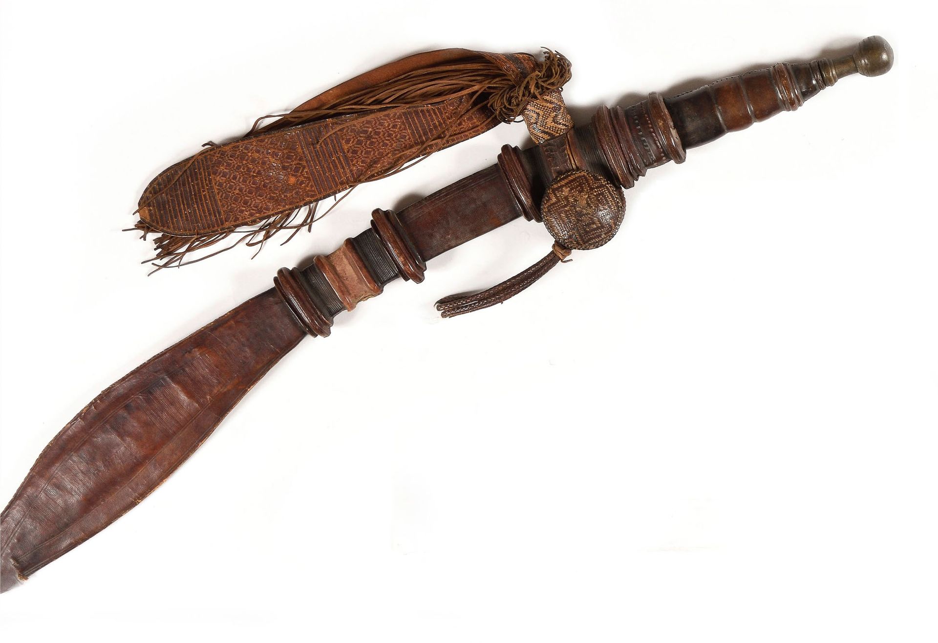 Null 尼日利亚剑

弧形刀片，背面平坦，侧面空心。手柄和刀鞘，带皮衣架和浮子（顶端有事故）。

19世纪