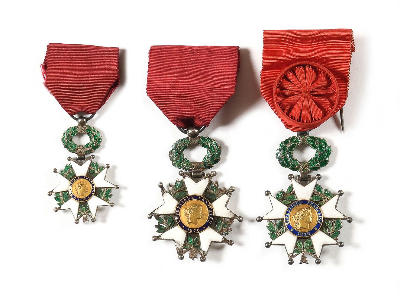 Null 法国

荣誉军团勋章

第三共和国时期荣誉军团的三颗骑士星套装，两枚勋章和一枚减额。

以银、金和珐琅为材料。丝带

B.至T.B.

我们加入了一盒&hellip;