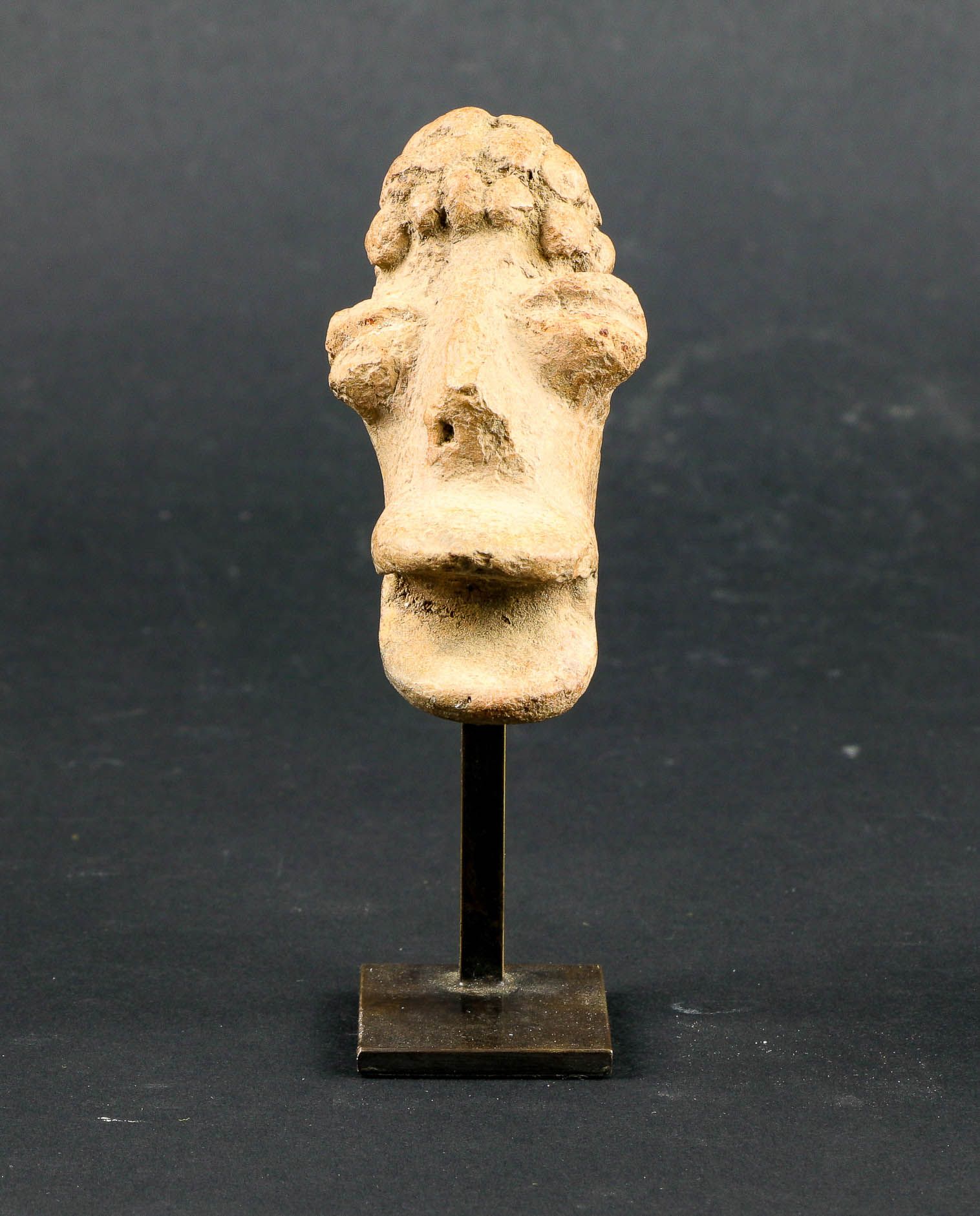 Null 米色-橙色陶土的神灵头像，张着兽嘴，有缺口和时间的痕迹。乍得Sao，公元1300-1600年。高：6.5厘米