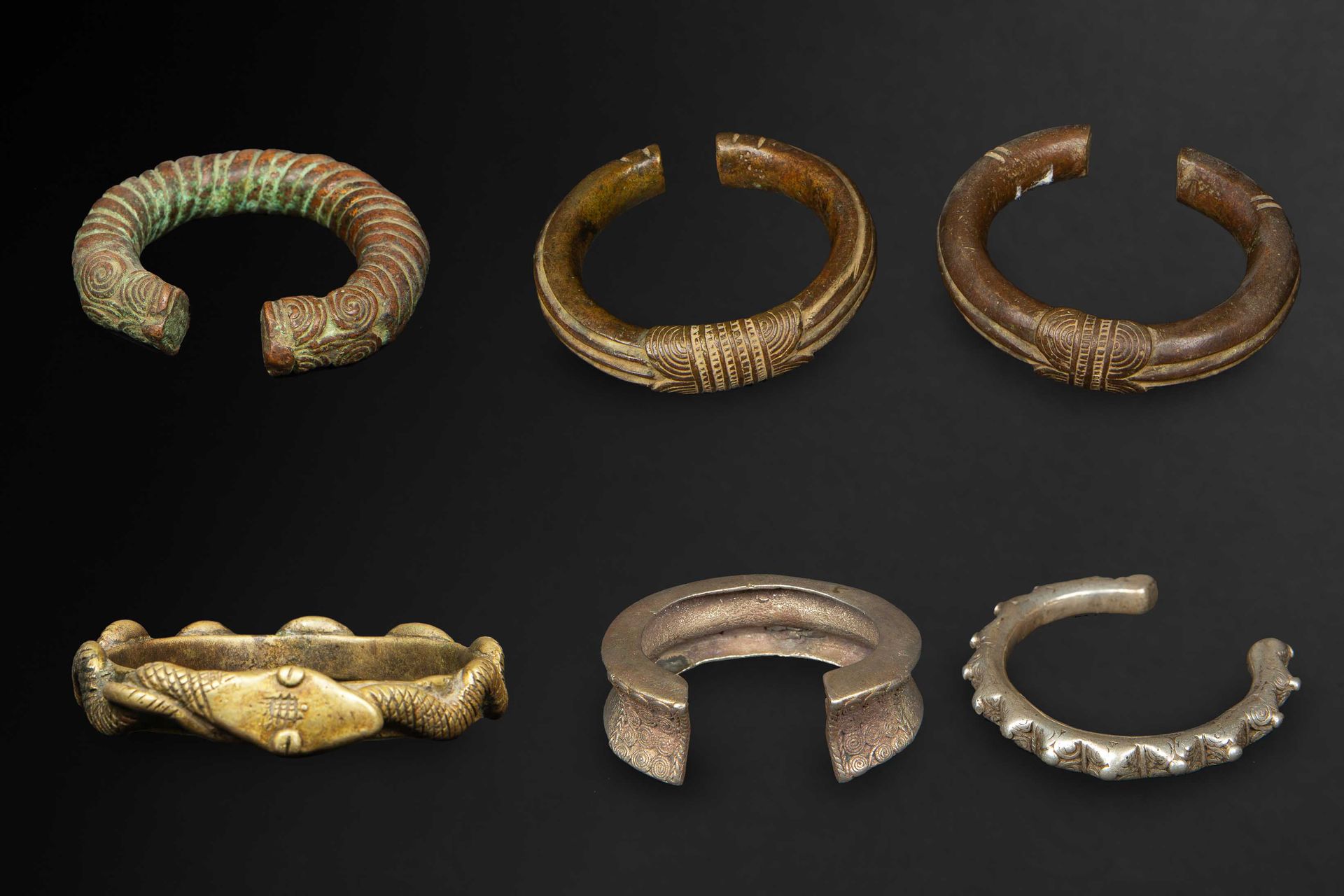 Null 一套四条手链和一对手镯，由黄铜和银金属制成，有旧的铜锈和使用痕迹。西非和帝汶