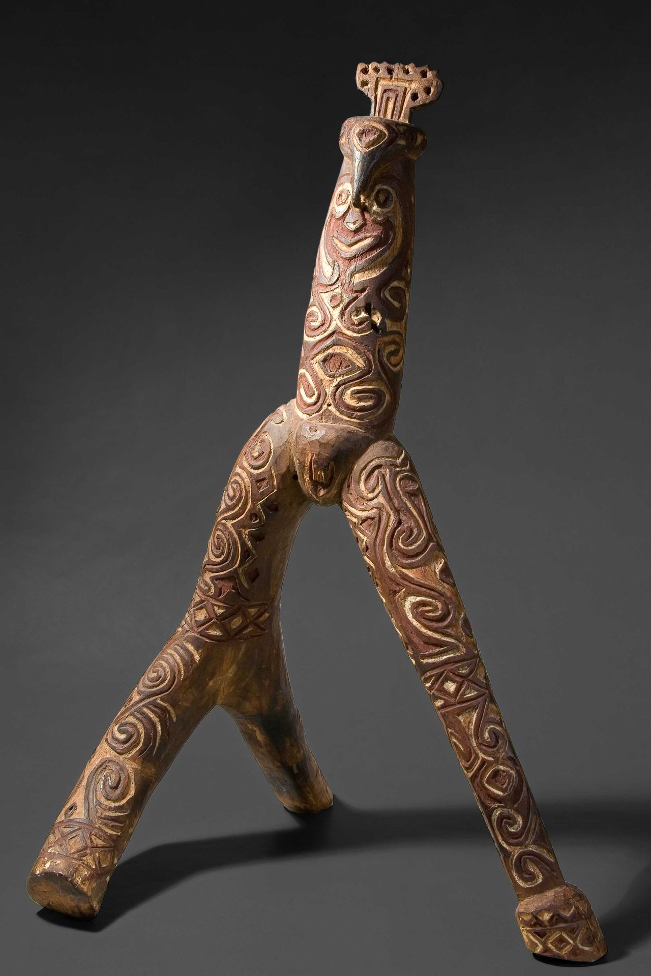 Null 伊姆努精神人物，遵循木头的自然形态，用天然颜料，古老的铜锈和使用的痕迹。凯里瓦，巴布亚新几内亚巴布亚湾，20世纪。高：68厘米。出处：-前René和O&hellip;