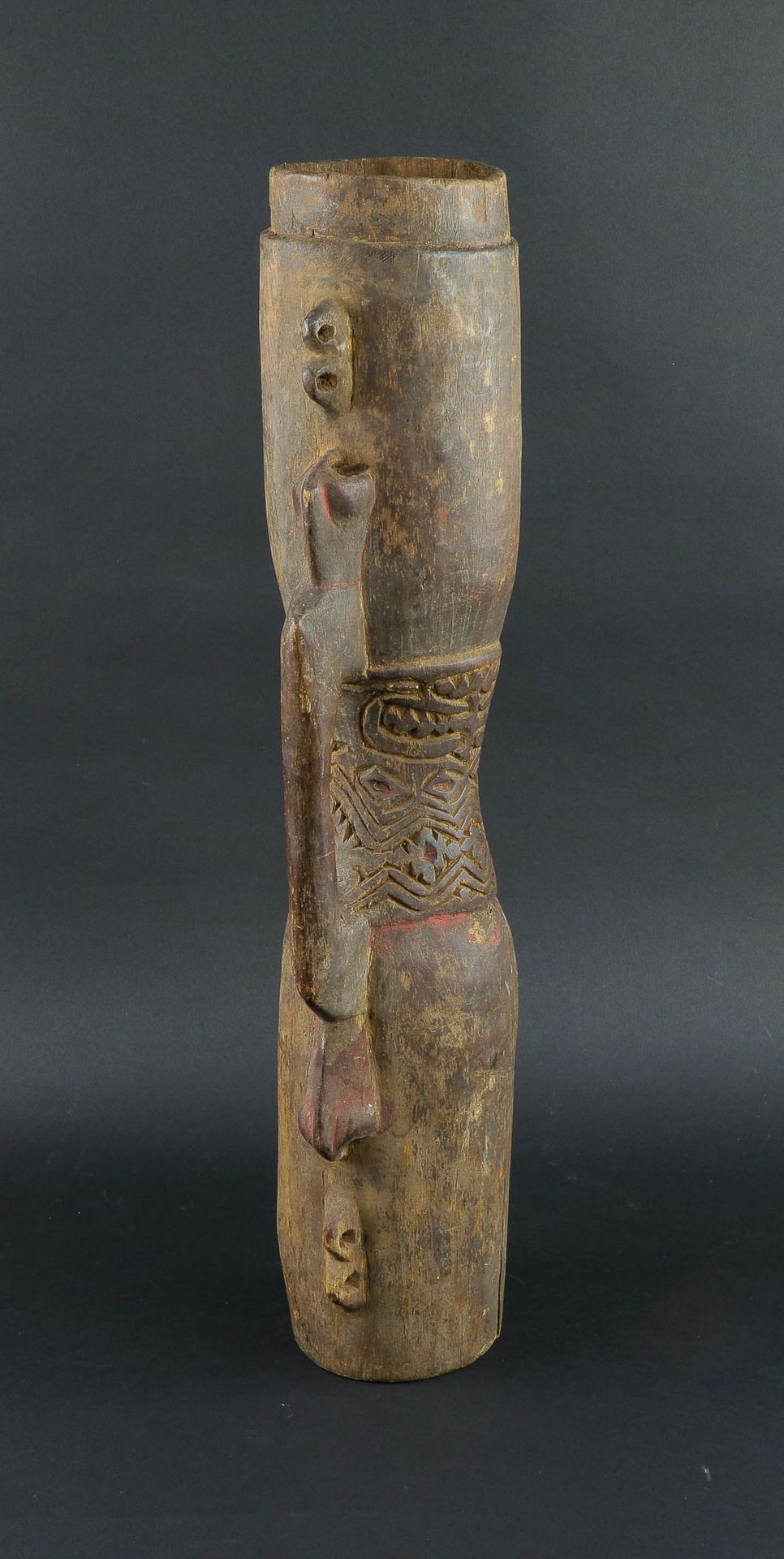 Null Tamburo cerimoniale Kundu in legno con vecchia patina e segni d'uso. Il man&hellip;