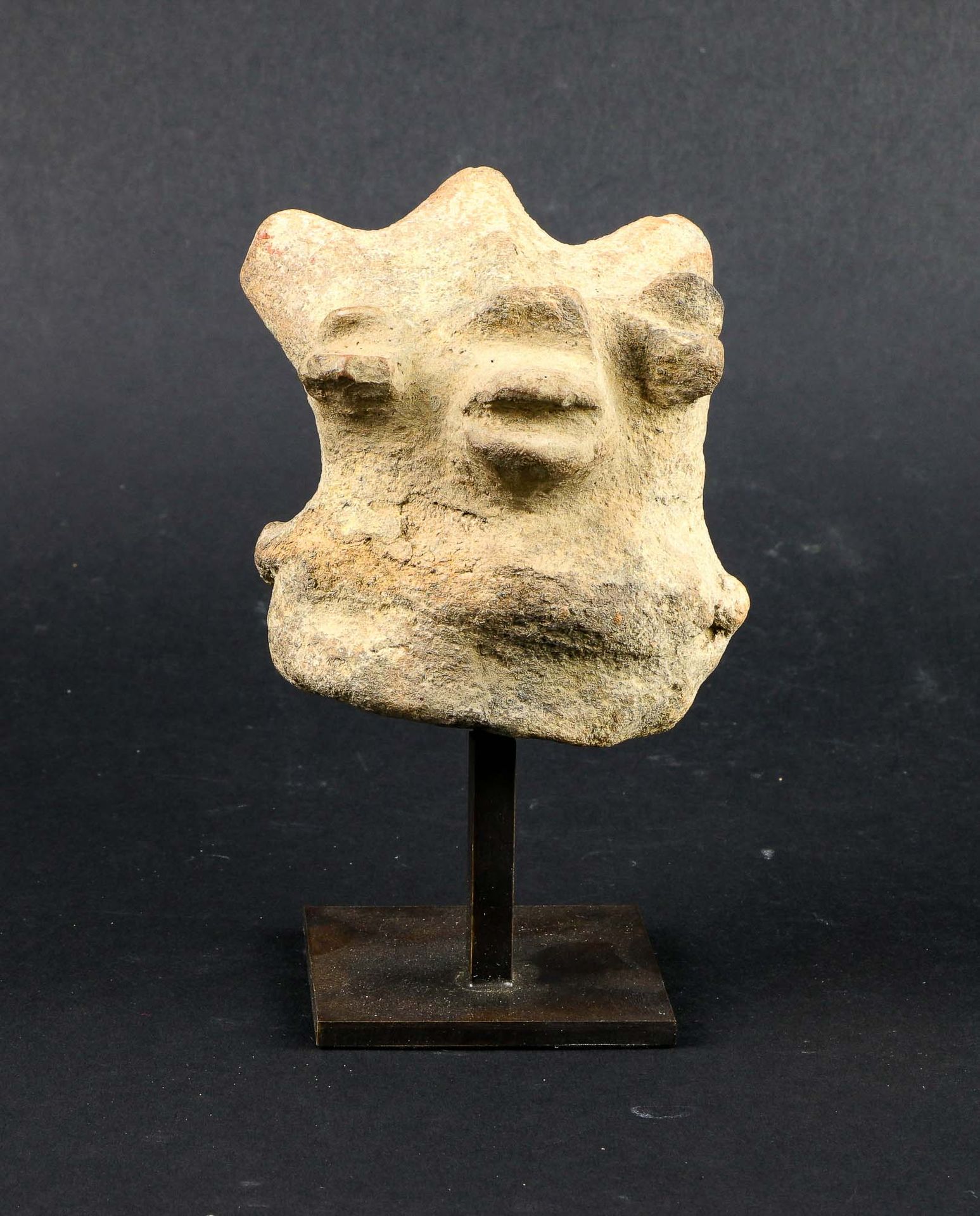 Null 米色陶土头像，有三方冠，有缺口和时间的痕迹。乍得Sao，公元1300-1600年。高：9.5厘米