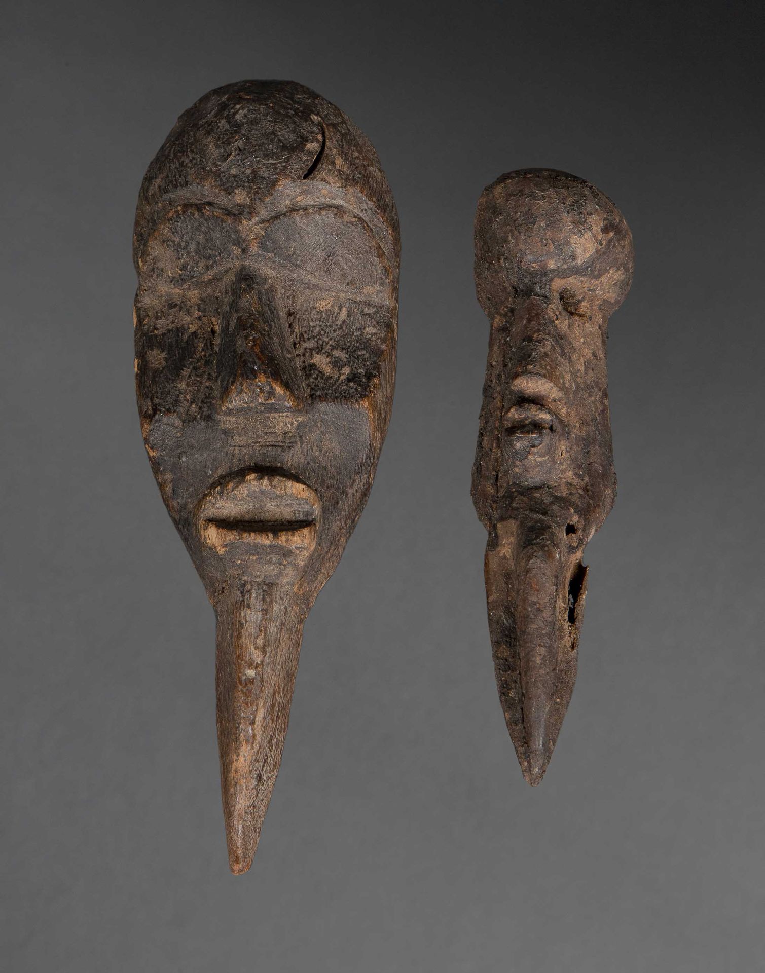 Null 一套两个木制护照面具，有古老的铜锈和使用的痕迹。丹马乌，象牙海岸共和国，20世纪上半叶。高：14.5和19厘米