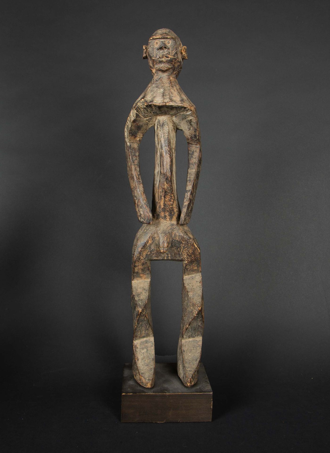 Null 木质的Iagalagana雕像，有古老的棕色铜锈，局部有时间造成的小的侵蚀，腿部雕刻有锯齿状的关节，手臂与身体分离，躯干肿胀。Mumuye，尼日利亚，&hellip;
