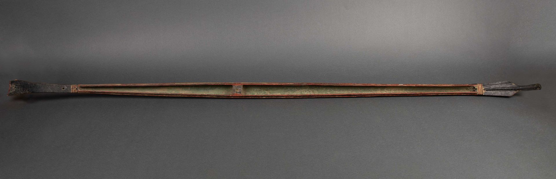 Null 木制独木舟模型，带有古老的铜锈和红色颜料的痕迹。东南亚，20世纪上半叶。长：137.5厘米