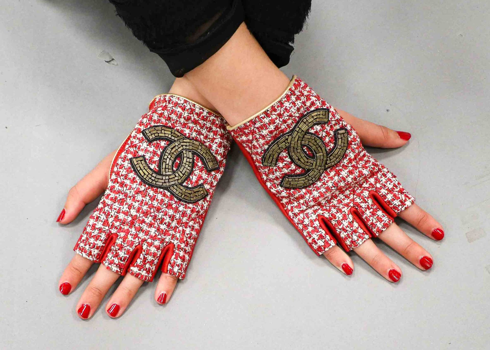 Null CHANEL - Pair of mittens in red and gold leather with tweed and double C mo&hellip;